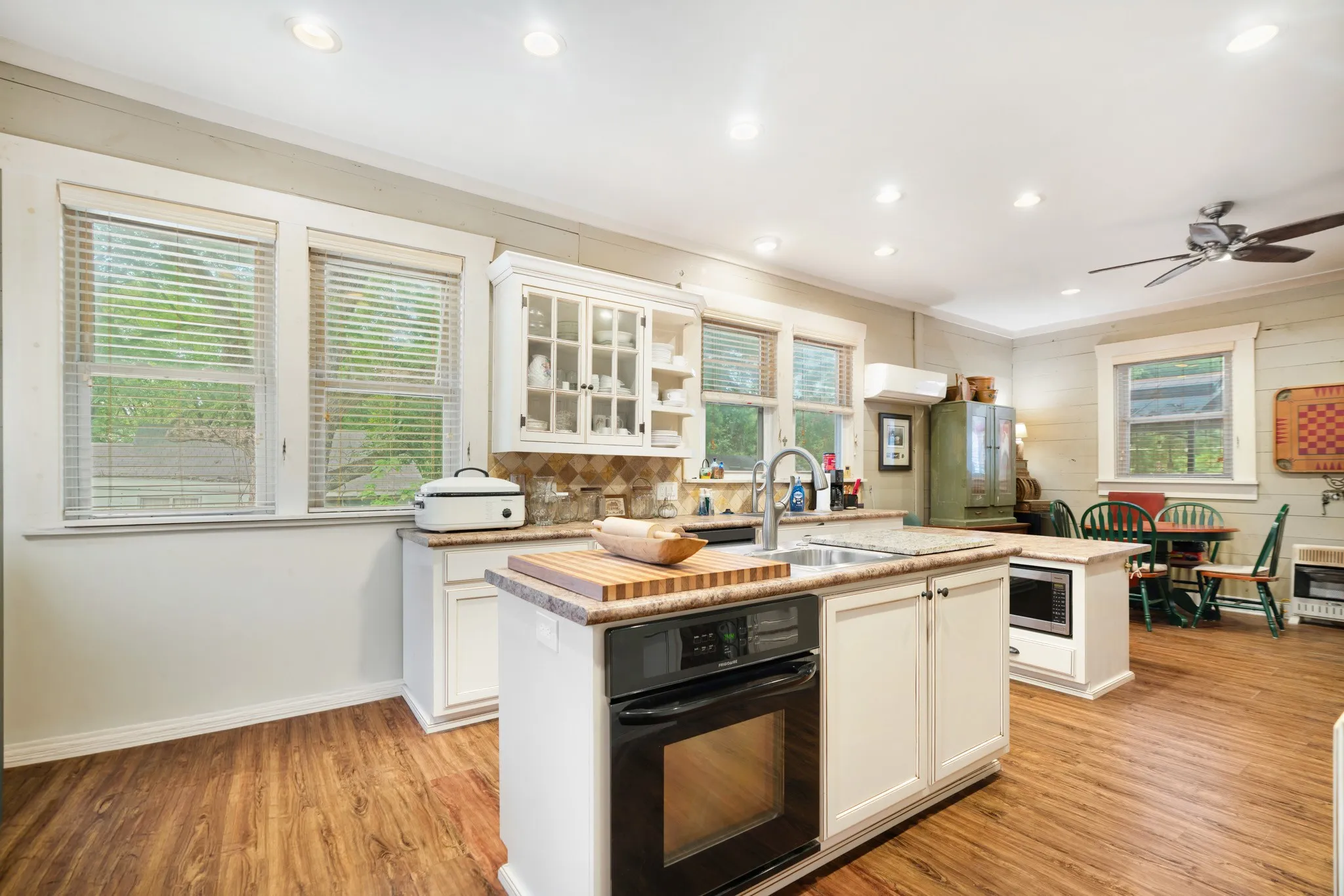 Single Family Residence For Sale in Lamar County , 1213 & 1305 Pine Bluff Street, Paris, Texas 75460, 6 Bedroom, 2 Bathroom, Garage spaces, 3,656 Sqft, built in 0, mls#21338434, Real Estate Agent in Paris, Homes For Sale in Lamar county, Homes For Sale in Paris, Realtor in Paris Texas, Real Estate Brokerage Independent Realty Texas, Luminita Cordes Realtor