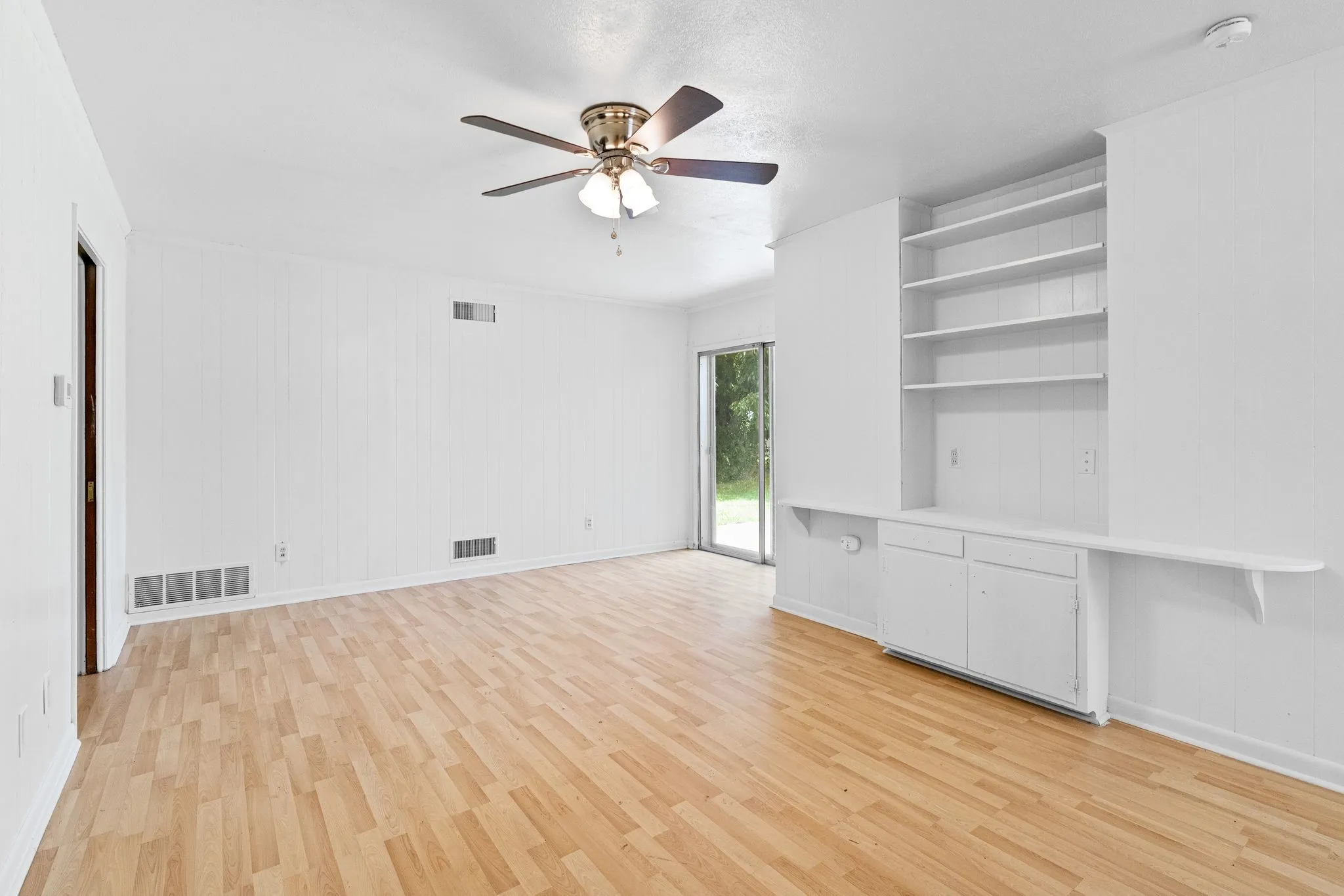 Single Family Residence For Rent in Hunt County , 3500 Nashville Avenue, Greenville, Texas 75402, 3 Bedroom, 2 Bathroom, 2 Garage spaces, 1,596 Sqft, built in 1963, mls#21340918, Real Estate Agent in Greenville, Homes For Rent in Hunt county, Homes For Rent in Greenville, Realtor in Greenville Texas, Real Estate Brokerage Independent Realty Texas, Luminita Cordes Realtor