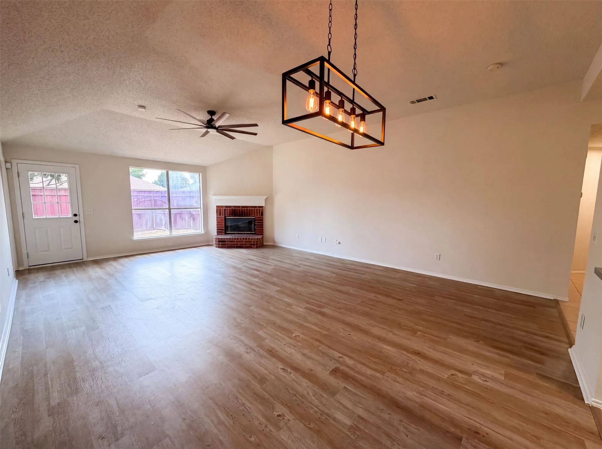 Single Family Residence For Sale in Collin County , 405 Kathy Lane, Wylie, Texas 75098, 3 Bedroom, 2 Bathroom, 2 Garage spaces, 1,503 Sqft, built in 1997, mls#21340922, Real Estate Agent in Wylie, Homes For Sale in Collin county, Homes For Sale in Wylie, Realtor in Wylie Texas, Real Estate Brokerage Independent Realty Texas, Luminita Cordes Realtor