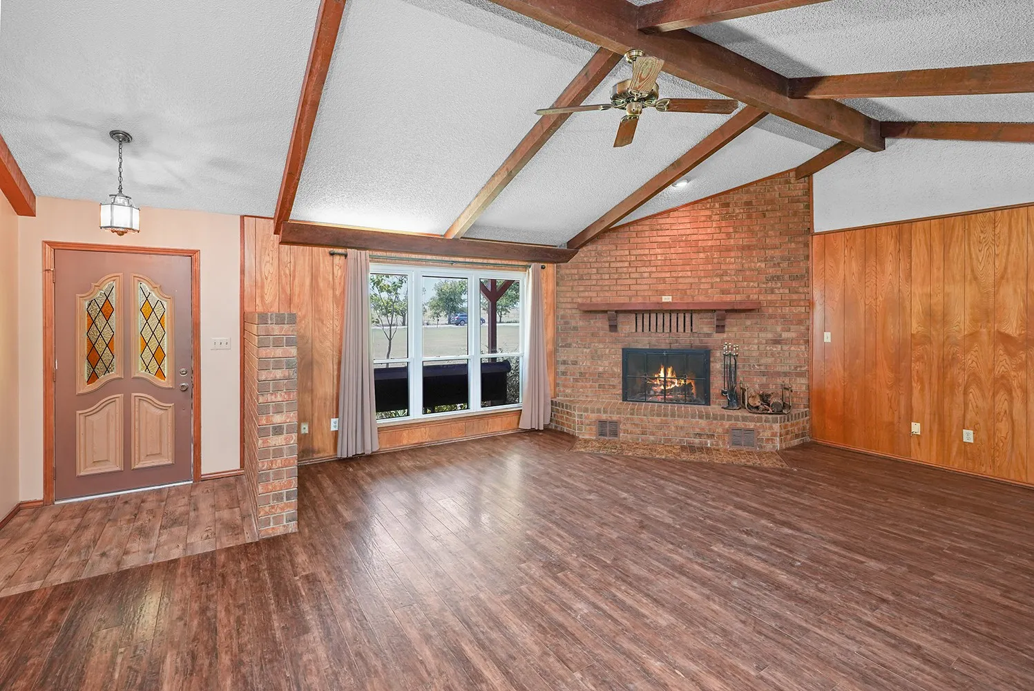 Single Family Residence For Sale in Denton County , 3472 N Masch Branch Road, Denton, Texas 76207, 4 Bedroom, 3 Bathroom, 2 Garage spaces, 2,393 Sqft, built in 1983, mls#21340153, Real Estate Agent in Denton, Homes For Sale in Denton county, Homes For Sale in Denton, Realtor in Denton Texas, Real Estate Brokerage Independent Realty Texas, Luminita Cordes Realtor
