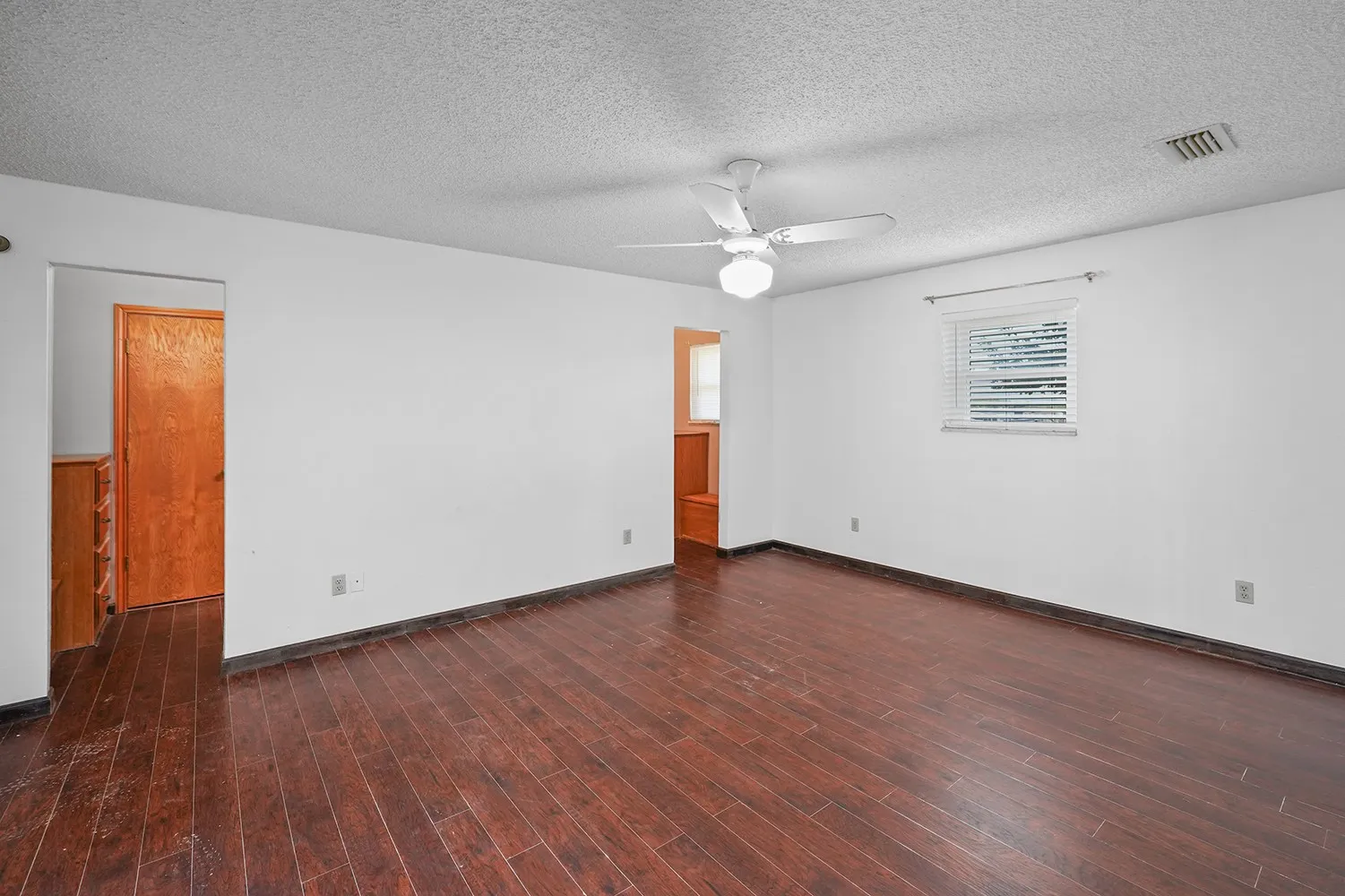 Single Family Residence For Sale in Denton County , 3472 N Masch Branch Road, Denton, Texas 76207, 4 Bedroom, 3 Bathroom, 2 Garage spaces, 2,393 Sqft, built in 1983, mls#21340153, Real Estate Agent in Denton, Homes For Sale in Denton county, Homes For Sale in Denton, Realtor in Denton Texas, Real Estate Brokerage Independent Realty Texas, Luminita Cordes Realtor