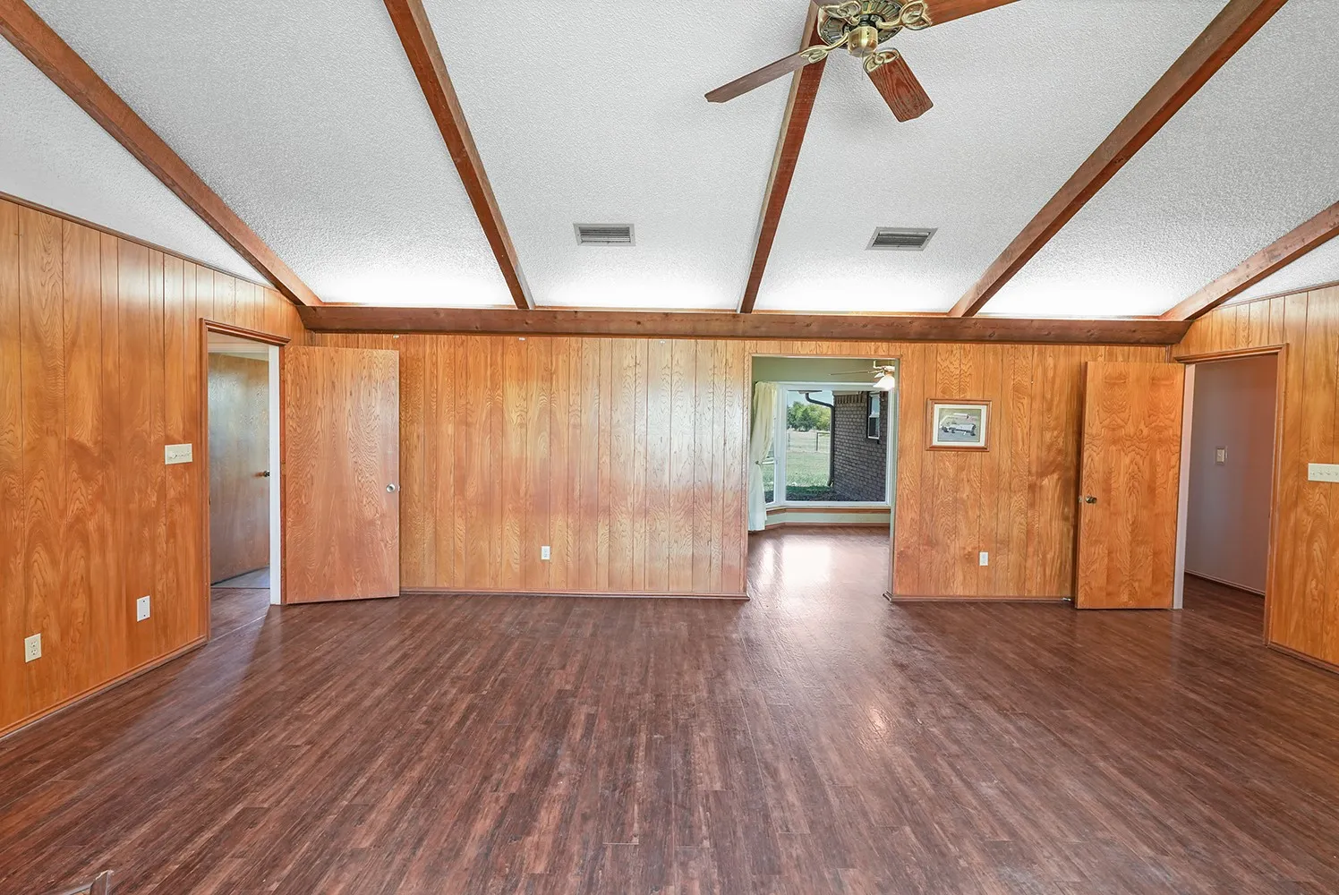 Single Family Residence For Sale in Denton County , 3472 N Masch Branch Road, Denton, Texas 76207, 4 Bedroom, 3 Bathroom, 2 Garage spaces, 2,393 Sqft, built in 1983, mls#21340153, Real Estate Agent in Denton, Homes For Sale in Denton county, Homes For Sale in Denton, Realtor in Denton Texas, Real Estate Brokerage Independent Realty Texas, Luminita Cordes Realtor