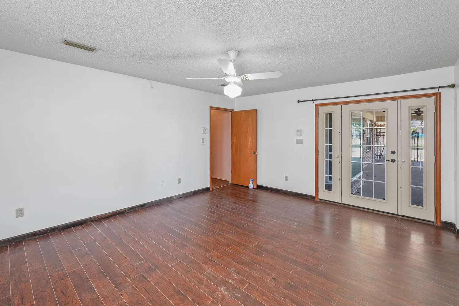 Single Family Residence For Sale in Denton County , 3472 N Masch Branch Road, Denton, Texas 76207, 4 Bedroom, 3 Bathroom, 2 Garage spaces, 2,393 Sqft, built in 1983, mls#21340153, Real Estate Agent in Denton, Homes For Sale in Denton county, Homes For Sale in Denton, Realtor in Denton Texas, Real Estate Brokerage Independent Realty Texas, Luminita Cordes Realtor