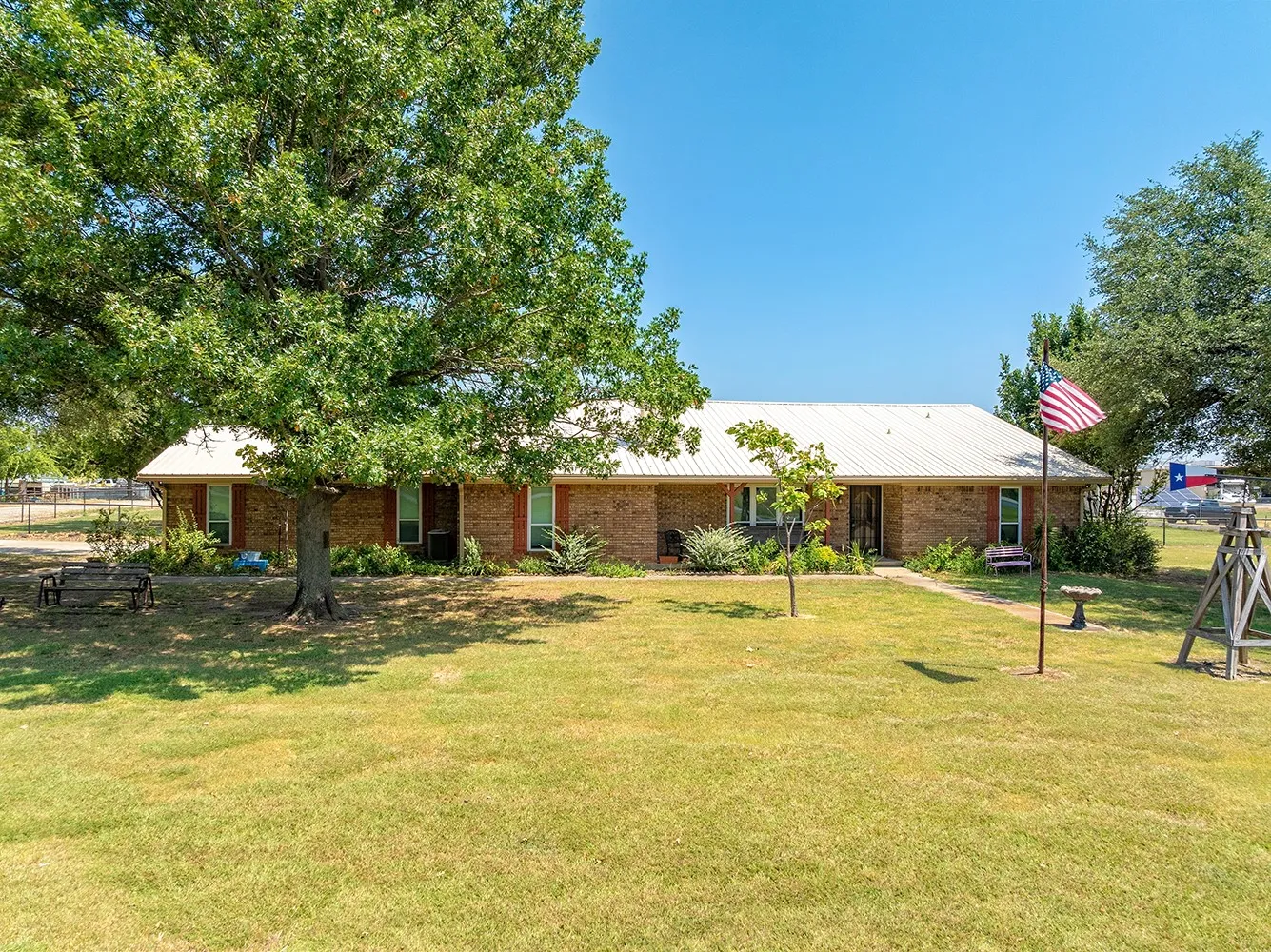 Single Family Residence For Sale in Denton County , 3472 N Masch Branch Road, Denton, Texas 76207, 4 Bedroom, 3 Bathroom, 2 Garage spaces, 2,393 Sqft, built in 1983, mls#21340153, Real Estate Agent in Denton, Homes For Sale in Denton county, Homes For Sale in Denton, Realtor in Denton Texas, Real Estate Brokerage Independent Realty Texas, Luminita Cordes Realtor