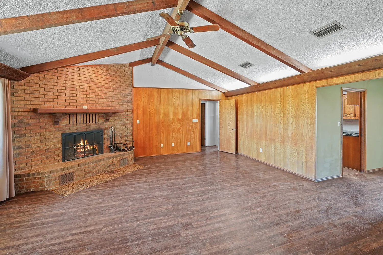 Single Family Residence For Sale in Denton County , 3472 N Masch Branch Road, Denton, Texas 76207, 4 Bedroom, 3 Bathroom, 2 Garage spaces, 2,393 Sqft, built in 1983, mls#21340153, Real Estate Agent in Denton, Homes For Sale in Denton county, Homes For Sale in Denton, Realtor in Denton Texas, Real Estate Brokerage Independent Realty Texas, Luminita Cordes Realtor