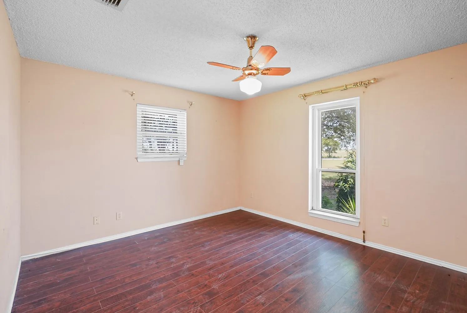 Single Family Residence For Sale in Denton County , 3472 N Masch Branch Road, Denton, Texas 76207, 4 Bedroom, 3 Bathroom, 2 Garage spaces, 2,393 Sqft, built in 1983, mls#21340153, Real Estate Agent in Denton, Homes For Sale in Denton county, Homes For Sale in Denton, Realtor in Denton Texas, Real Estate Brokerage Independent Realty Texas, Luminita Cordes Realtor