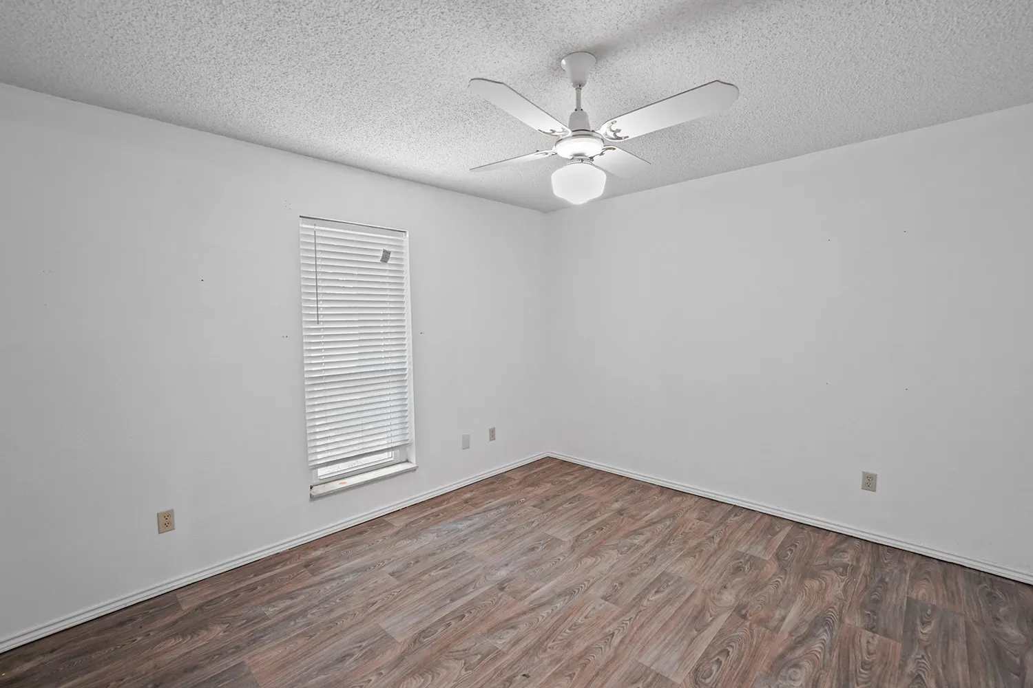 Single Family Residence For Sale in Denton County , 3472 N Masch Branch Road, Denton, Texas 76207, 4 Bedroom, 3 Bathroom, 2 Garage spaces, 2,393 Sqft, built in 1983, mls#21340153, Real Estate Agent in Denton, Homes For Sale in Denton county, Homes For Sale in Denton, Realtor in Denton Texas, Real Estate Brokerage Independent Realty Texas, Luminita Cordes Realtor