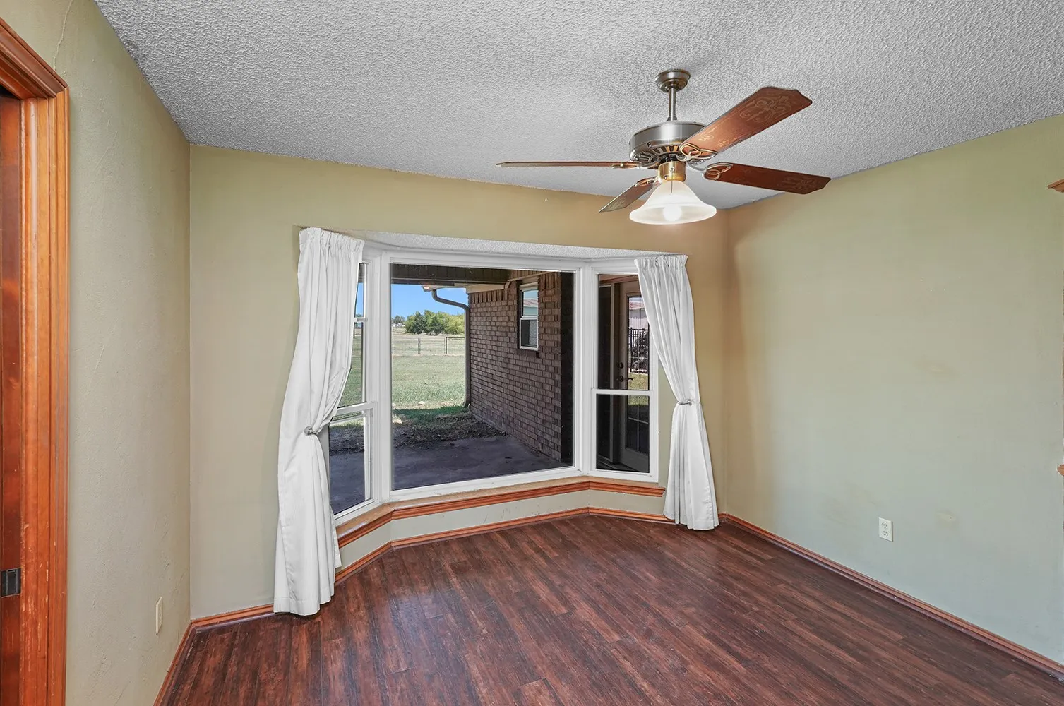 Single Family Residence For Sale in Denton County , 3472 N Masch Branch Road, Denton, Texas 76207, 4 Bedroom, 3 Bathroom, 2 Garage spaces, 2,393 Sqft, built in 1983, mls#21340153, Real Estate Agent in Denton, Homes For Sale in Denton county, Homes For Sale in Denton, Realtor in Denton Texas, Real Estate Brokerage Independent Realty Texas, Luminita Cordes Realtor