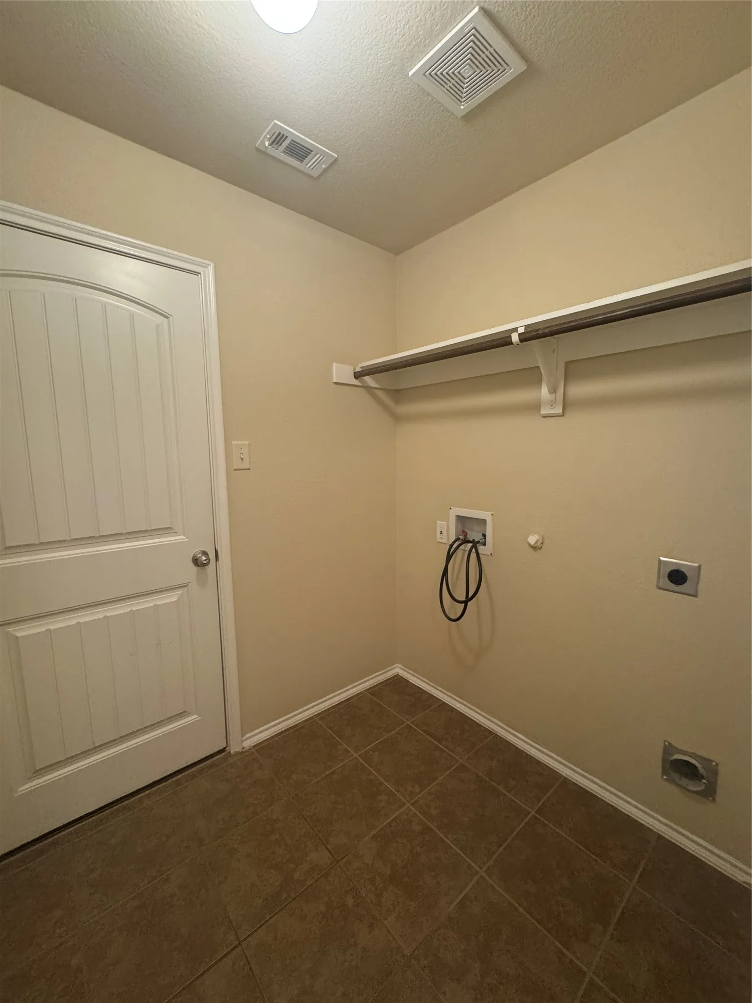 Single Family Residence For Rent in Collin County , 327 Elam Drive, Anna, Texas 75409, 4 Bedroom, 2 Bathroom, 2 Garage spaces, 1,712 Sqft, built in 2014, mls#21340923, Real Estate Agent in Anna, Homes For Rent in Collin county, Homes For Rent in Anna, Realtor in Anna Texas, Real Estate Brokerage Independent Realty Texas, Luminita Cordes Realtor