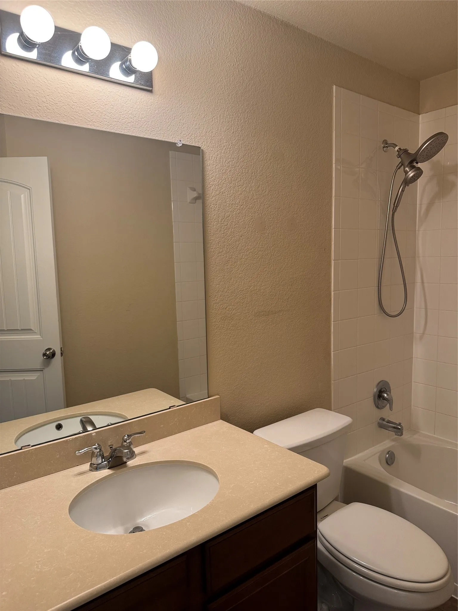 Single Family Residence For Rent in Collin County , 327 Elam Drive, Anna, Texas 75409, 4 Bedroom, 2 Bathroom, 2 Garage spaces, 1,712 Sqft, built in 2014, mls#21340923, Real Estate Agent in Anna, Homes For Rent in Collin county, Homes For Rent in Anna, Realtor in Anna Texas, Real Estate Brokerage Independent Realty Texas, Luminita Cordes Realtor