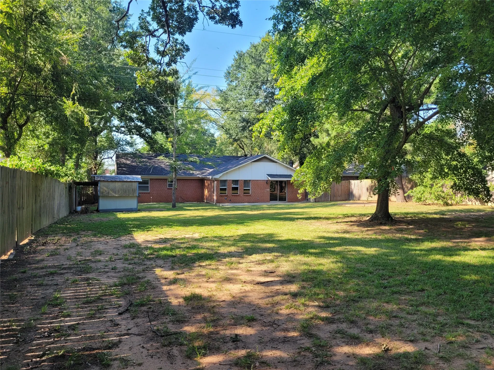 Single Family Residence For Sale in Lamar County , 2840 HUBBARD, Paris, Texas 75460, 3 Bedroom, 2 Bathroom, 2 Garage spaces, 2,225 Sqft, built in 1965, mls#21340341, Real Estate Agent in Paris, Homes For Sale in Lamar county, Homes For Sale in Paris, Realtor in Paris Texas, Real Estate Brokerage Independent Realty Texas, Luminita Cordes Realtor