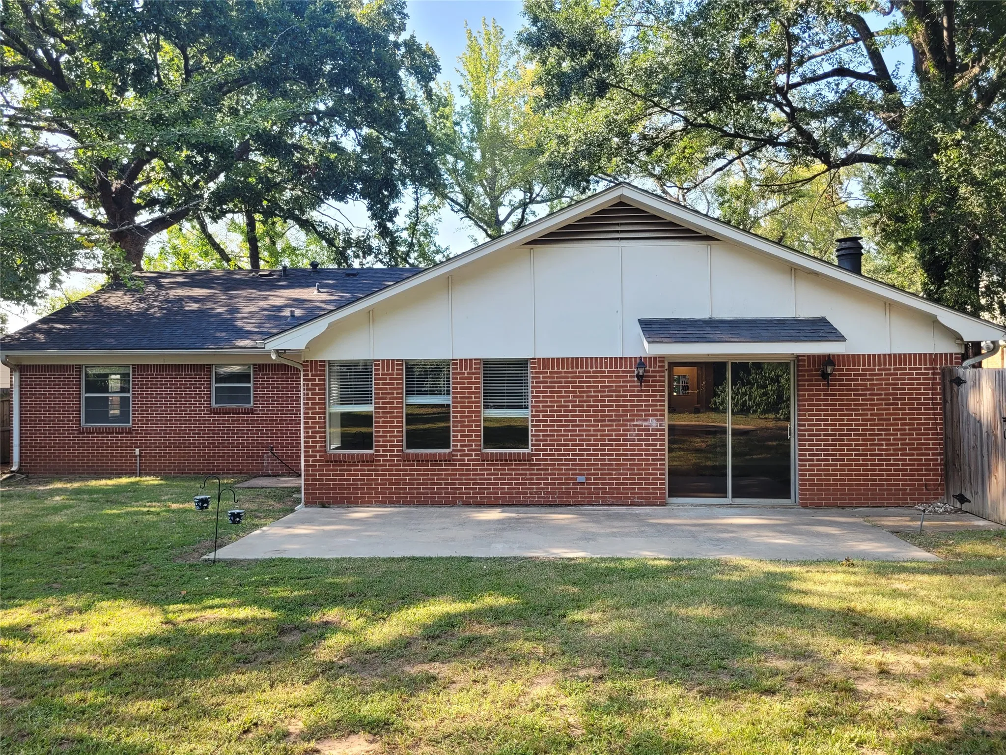 Single Family Residence For Sale in Lamar County , 2840 HUBBARD, Paris, Texas 75460, 3 Bedroom, 2 Bathroom, 2 Garage spaces, 2,225 Sqft, built in 1965, mls#21340341, Real Estate Agent in Paris, Homes For Sale in Lamar county, Homes For Sale in Paris, Realtor in Paris Texas, Real Estate Brokerage Independent Realty Texas, Luminita Cordes Realtor