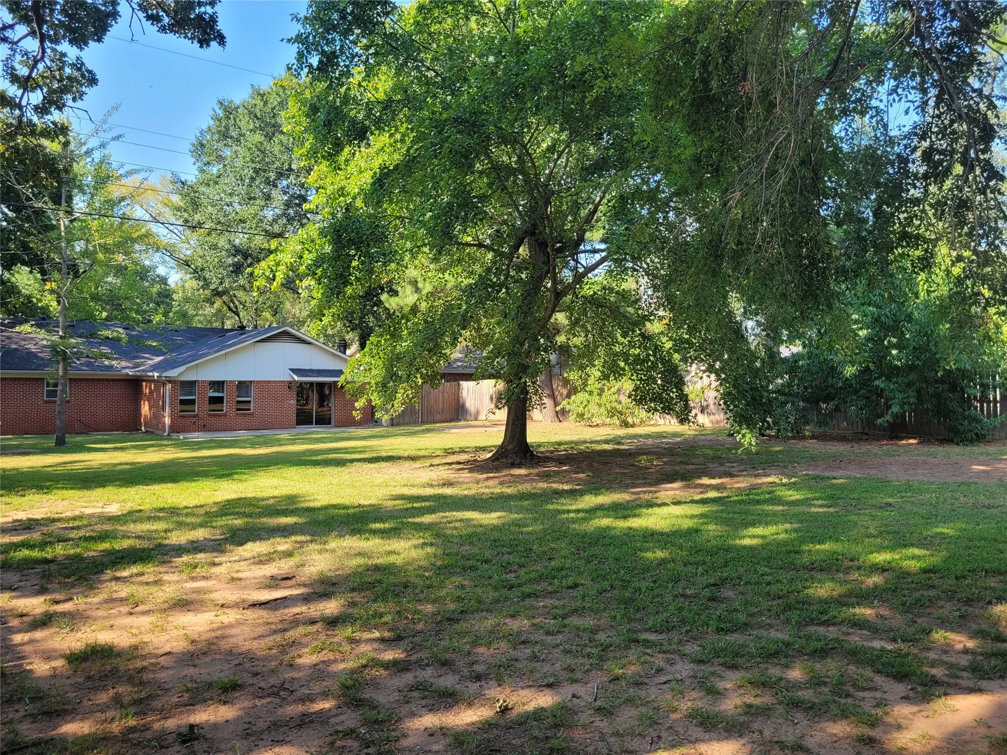 Single Family Residence For Sale in Lamar County , 2840 HUBBARD, Paris, Texas 75460, 3 Bedroom, 2 Bathroom, 2 Garage spaces, 2,225 Sqft, built in 1965, mls#21340341, Real Estate Agent in Paris, Homes For Sale in Lamar county, Homes For Sale in Paris, Realtor in Paris Texas, Real Estate Brokerage Independent Realty Texas, Luminita Cordes Realtor
