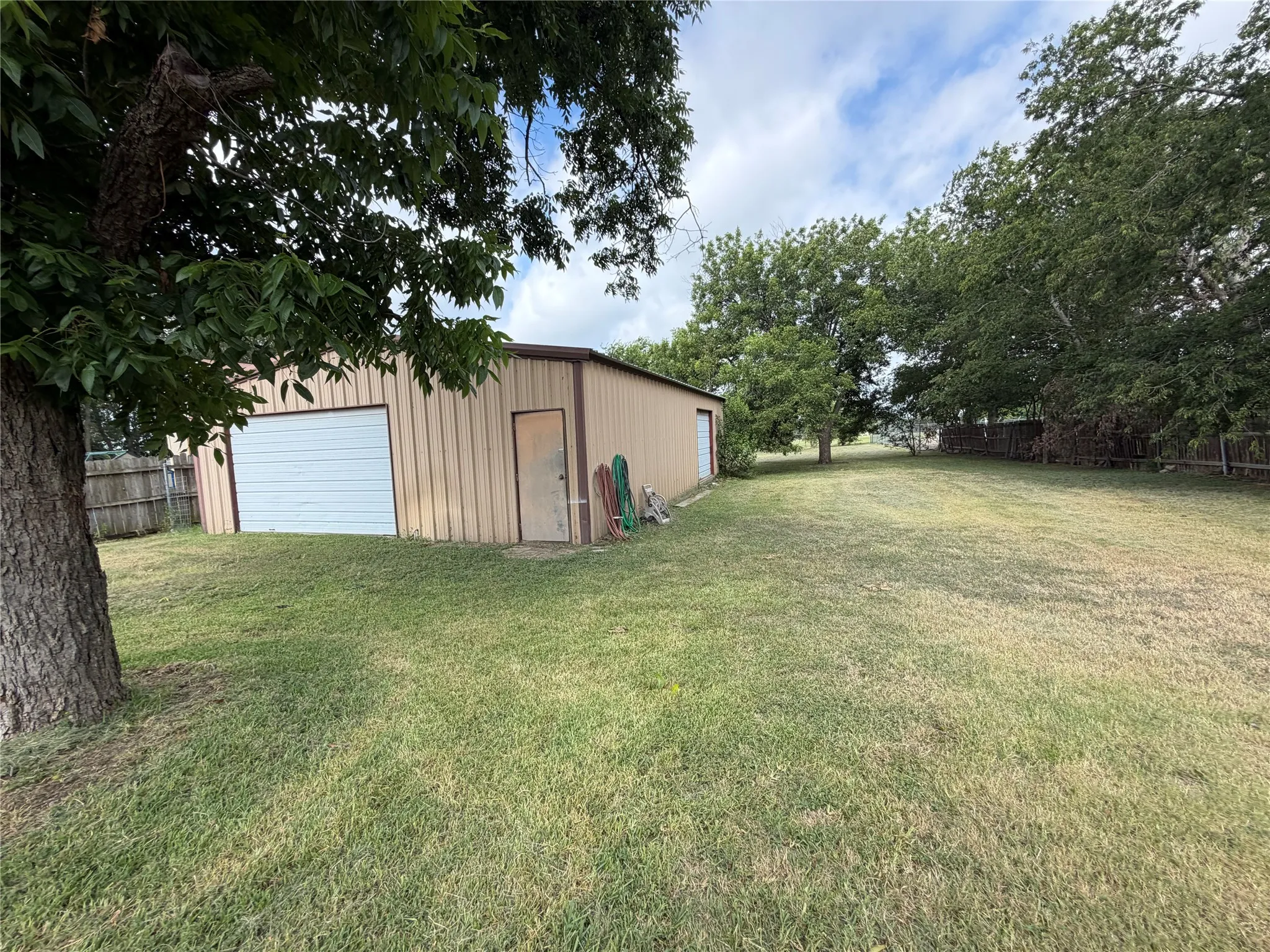 Single Family Residence For Sale in Mc Lennan County , 267 N Katy Road, Elm Mott, Texas 76640, 3 Bedroom, 2 Bathroom, Garage spaces, 1,198 Sqft, built in 1930, mls#21340871, Real Estate Agent in Elm Mott, Homes For Sale in Mc Lennan county, Homes For Sale in Elm Mott, Realtor in Elm Mott Texas, Real Estate Brokerage Independent Realty Texas, Luminita Cordes Realtor