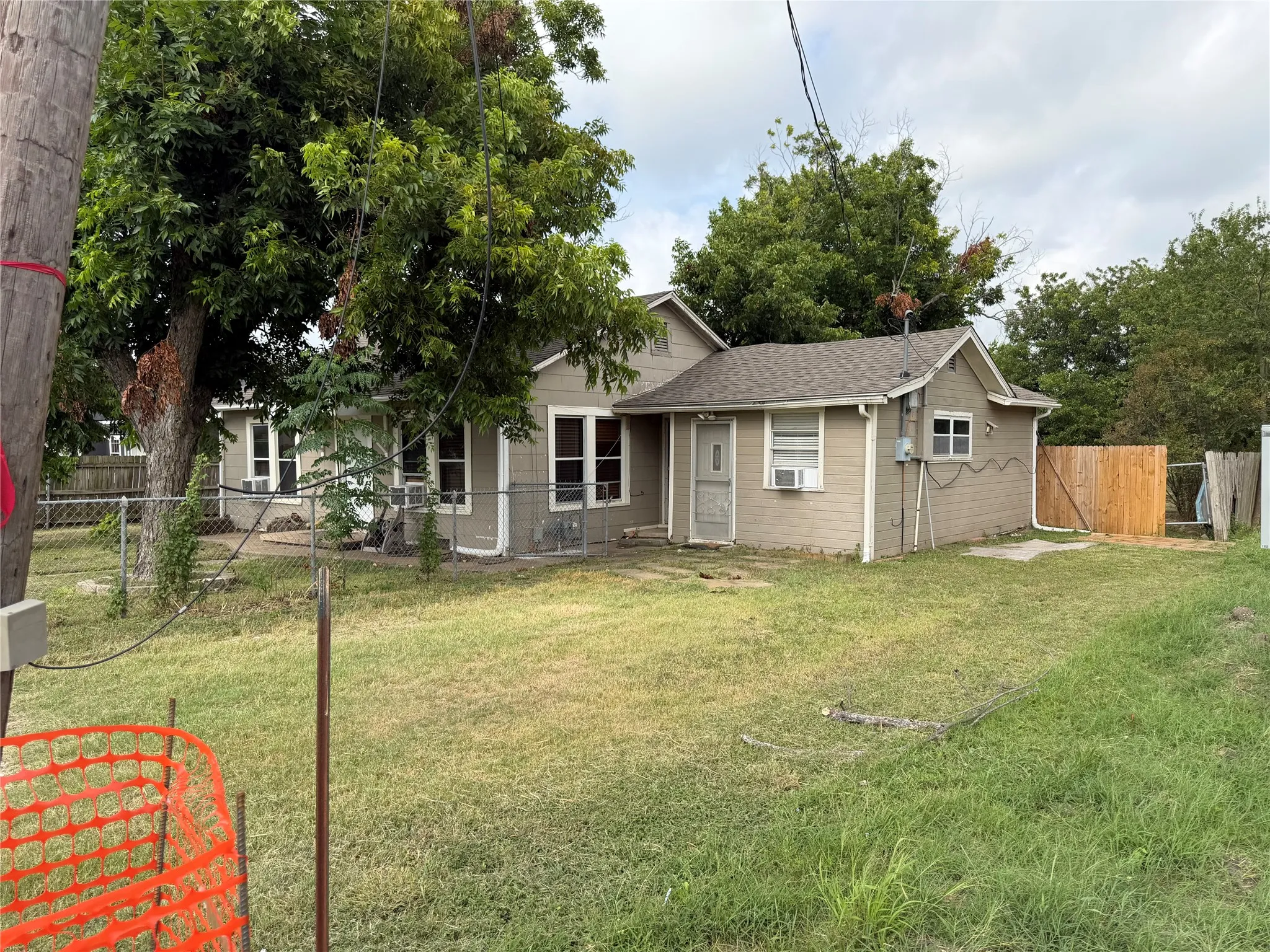 Single Family Residence For Sale in Mc Lennan County , 267 N Katy Road, Elm Mott, Texas 76640, 3 Bedroom, 2 Bathroom, Garage spaces, 1,198 Sqft, built in 1930, mls#21340871, Real Estate Agent in Elm Mott, Homes For Sale in Mc Lennan county, Homes For Sale in Elm Mott, Realtor in Elm Mott Texas, Real Estate Brokerage Independent Realty Texas, Luminita Cordes Realtor
