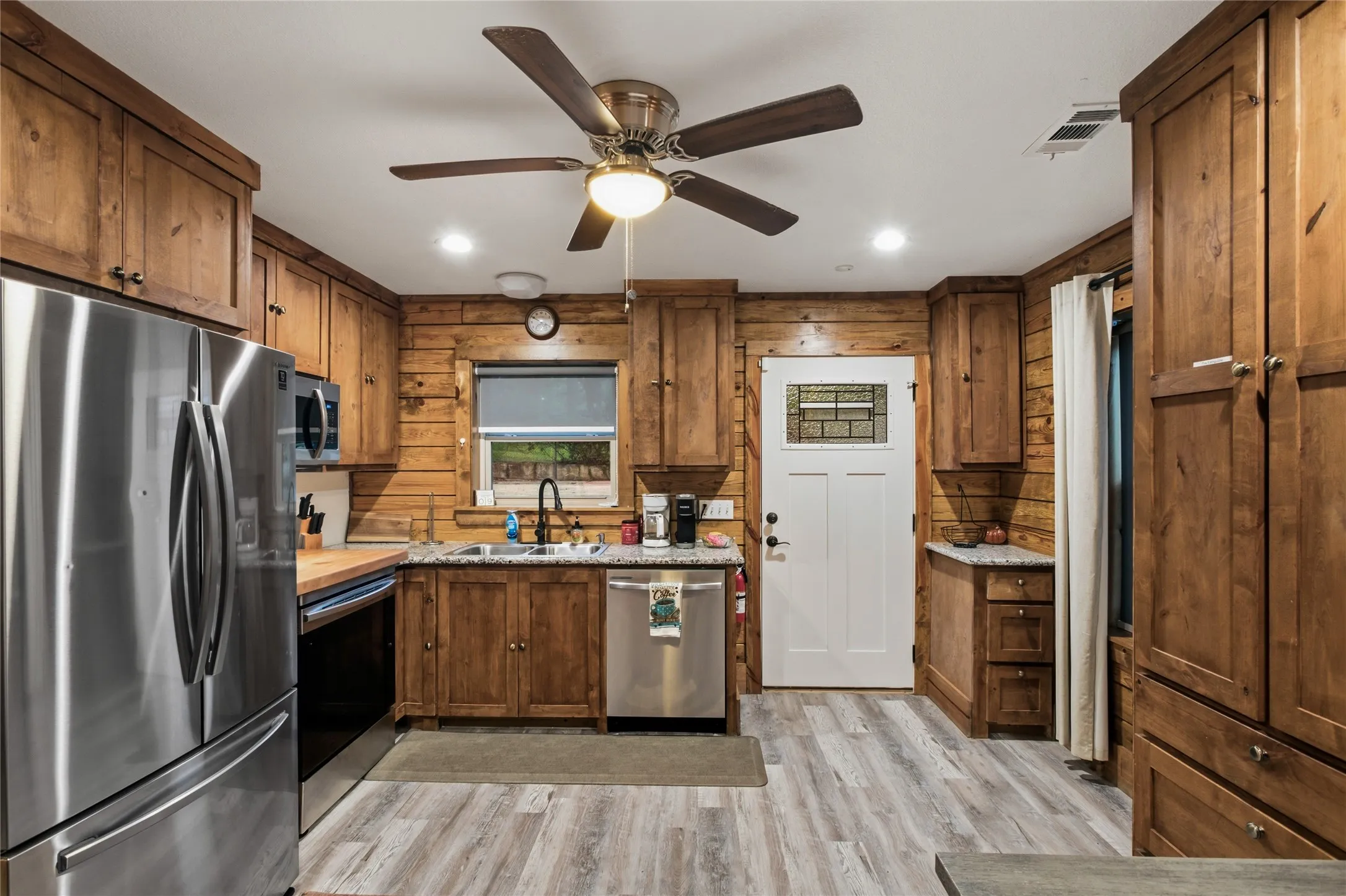 Single Family Residence For Sale in Grayson County , 227 Shoreline Road, Pottsboro, Texas 75076, 3 Bedroom, 2 Bathroom, Garage spaces, 1,726 Sqft, built in 2020, mls#21340758, Real Estate Agent in Pottsboro, Homes For Sale in Grayson county, Homes For Sale in Pottsboro, Realtor in Pottsboro Texas, Real Estate Brokerage Independent Realty Texas, Luminita Cordes Realtor