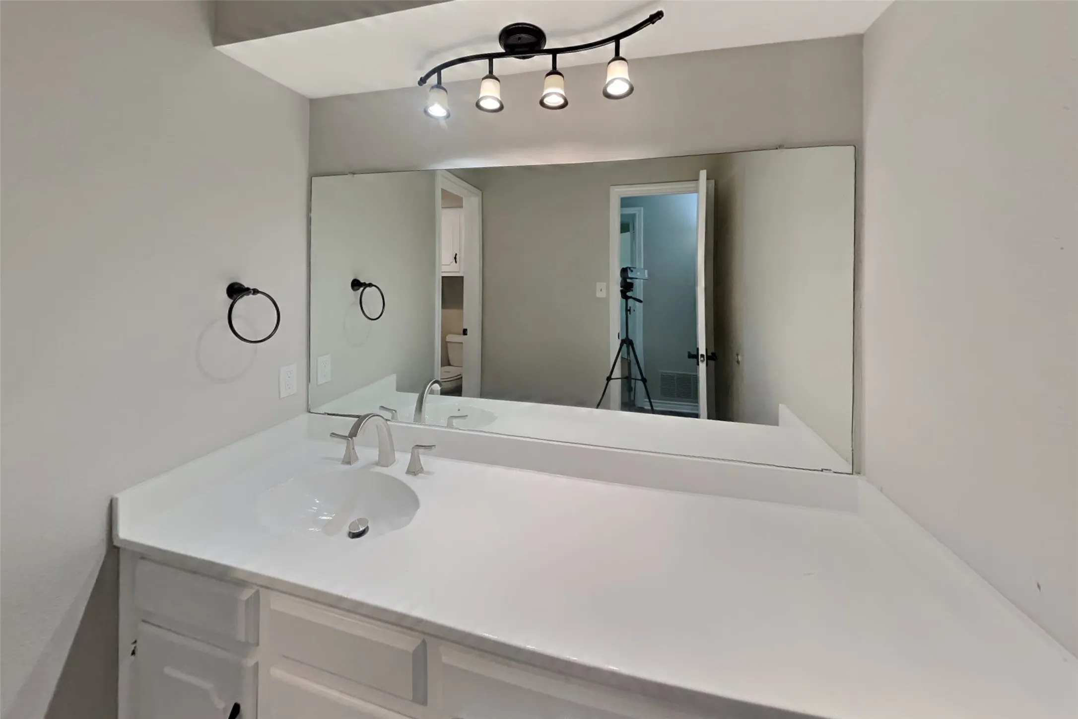 Single Family Residence For Rent in Denton County , 1944 Chesham Drive, Carrollton, Texas 75007, 3 Bedroom, 3 Bathroom, 2 Garage spaces, 2,141 Sqft, built in 1978, Price $2,540, mls#21340940, Real Estate Agent in Carrollton, Homes For Rent in Denton county, Homes For Rent in Carrollton, Realtor in Carrollton Texas, Real Estate Brokerage Independent Realty Texas, Luminita Cordes Realtor