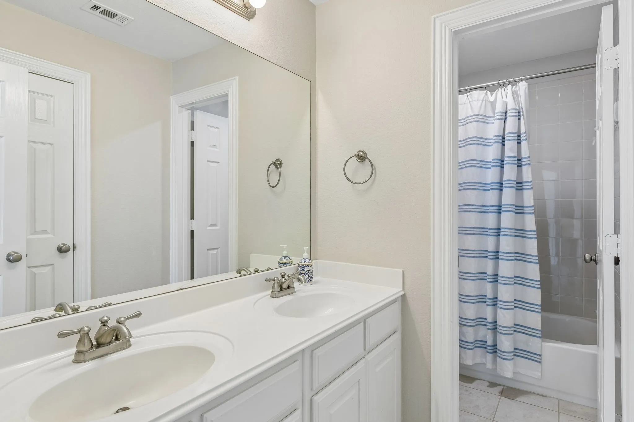 Single Family Residence For Rent in Denton County , 2245 Jaguar Drive, Frisco, Texas 75033, 5 Bedroom, 4 Bathroom, 2 Garage spaces, 3,878 Sqft, built in 2009, mls#21339257, Real Estate Agent in Frisco, Homes For Rent in Denton county, Homes For Rent in Frisco, Realtor in Frisco Texas, Real Estate Brokerage Independent Realty Texas, Luminita Cordes Realtor