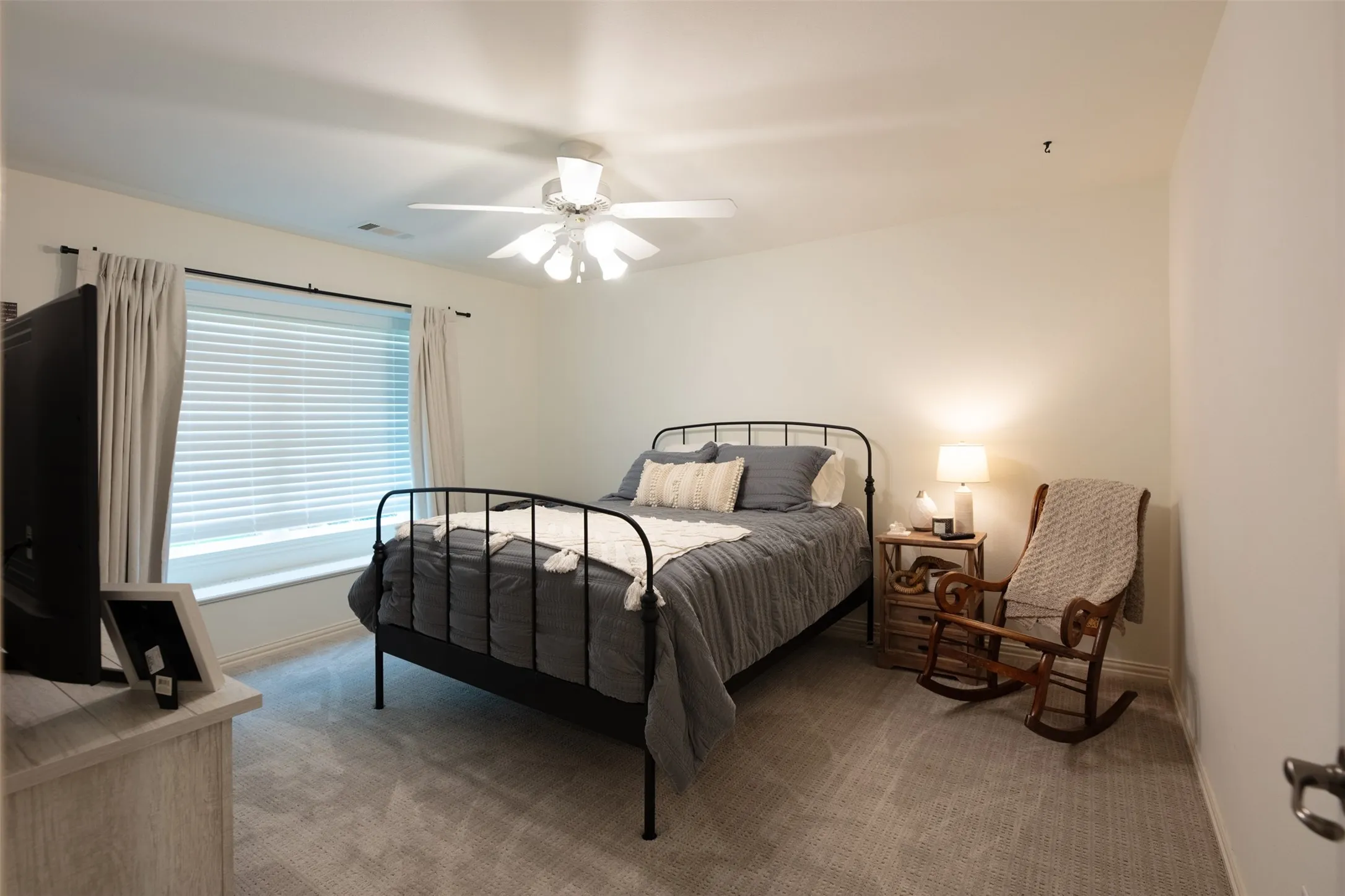 Single Family Residence For Sale in Denton County , 805 Lake Breeze Drive, Highland Village, Texas 75077, 4 Bedroom, 4 Bathroom, 3 Garage spaces, 3,566 Sqft, built in 1998, mls#21339901, Real Estate Agent in Highland Village, Homes For Sale in Denton county, Homes For Sale in Highland Village, Realtor in Highland Village Texas, Real Estate Brokerage Independent Realty Texas, Luminita Cordes Realtor