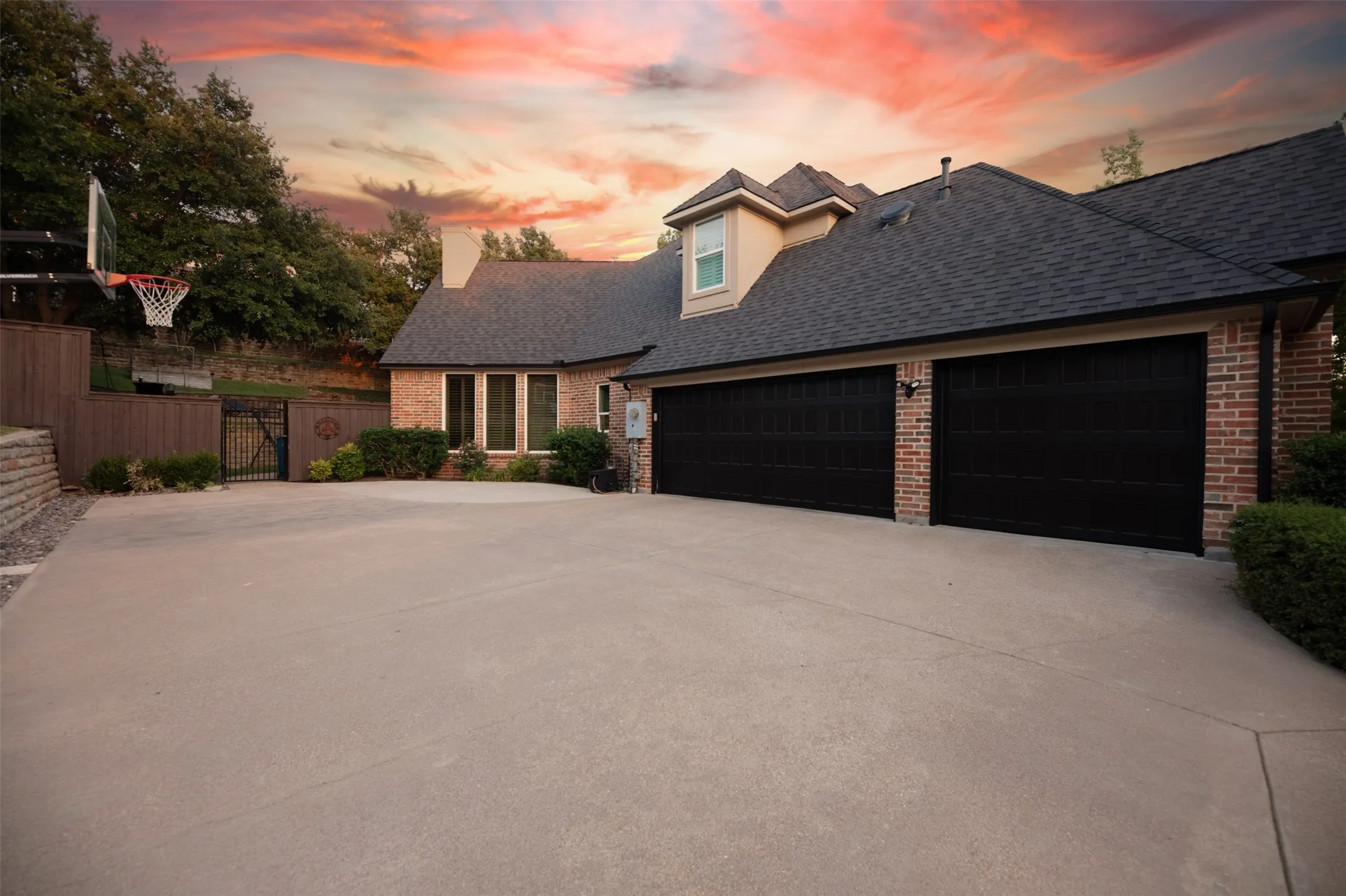 Single Family Residence For Sale in Denton County , 805 Lake Breeze Drive, Highland Village, Texas 75077, 4 Bedroom, 4 Bathroom, 3 Garage spaces, 3,566 Sqft, built in 1998, mls#21339901, Real Estate Agent in Highland Village, Homes For Sale in Denton county, Homes For Sale in Highland Village, Realtor in Highland Village Texas, Real Estate Brokerage Independent Realty Texas, Luminita Cordes Realtor