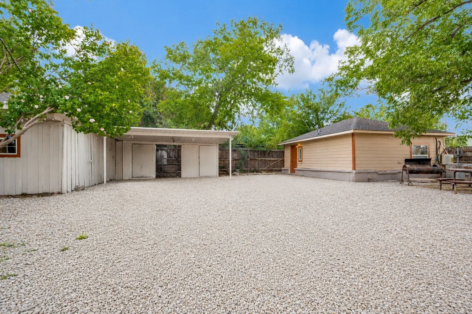 Single Family Residence For Rent in Dallas County , 403 N Britain Road 407B, Irving, Texas 75061, 1 Bedroom, 1 Bathroom, Garage spaces, 427 Sqft, built in 1959, Price $1,375, mls#21315857, Real Estate Agent in Irving, Homes For Rent in Dallas county, Homes For Rent in Irving, Realtor in Irving Texas, Real Estate Brokerage Independent Realty Texas, Luminita Cordes Realtor