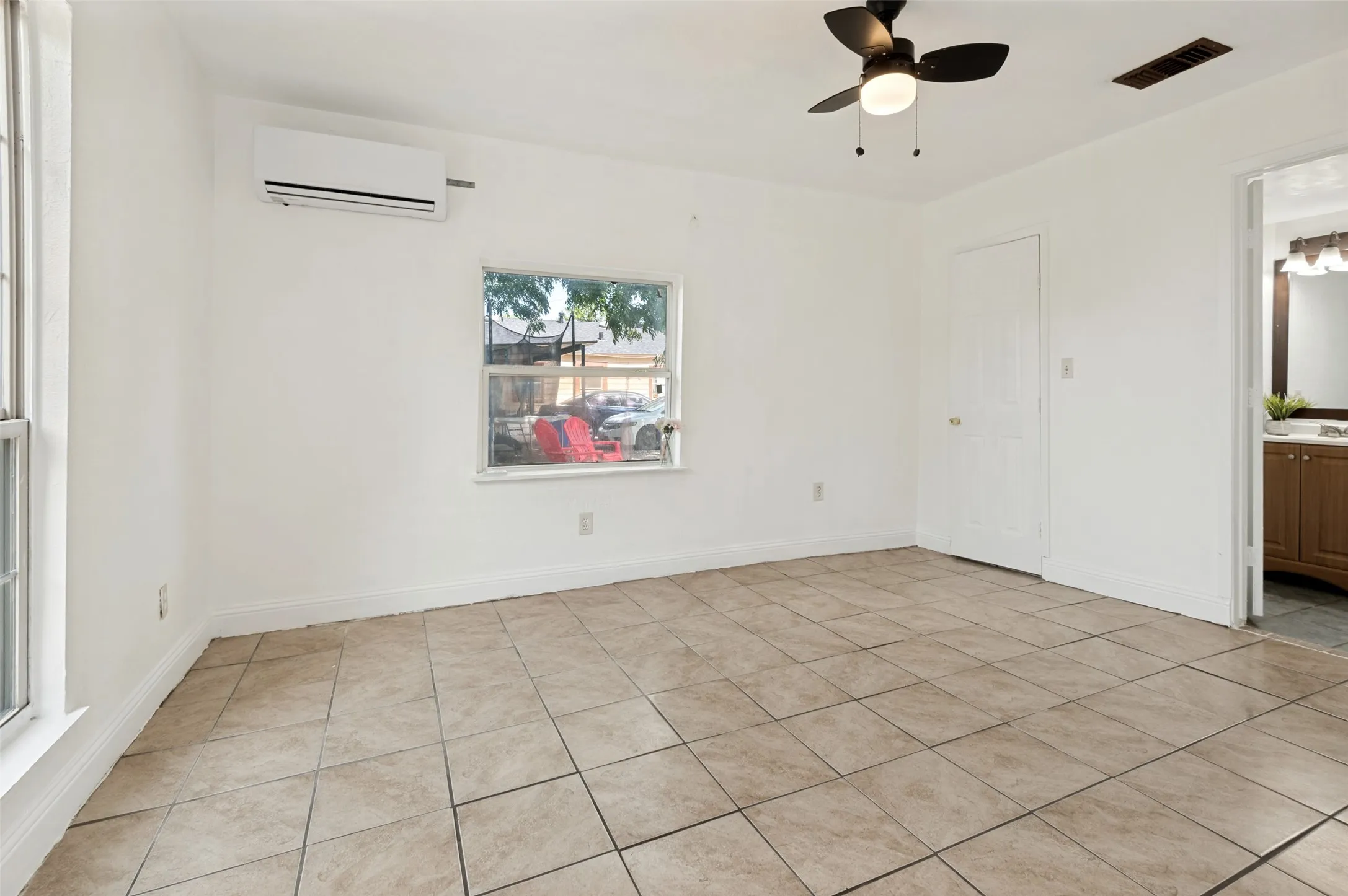 Single Family Residence For Rent in Dallas County , 403 N Britain Road 407B, Irving, Texas 75061, 1 Bedroom, 1 Bathroom, Garage spaces, 427 Sqft, built in 1959, Price $1,375, mls#21315857, Real Estate Agent in Irving, Homes For Rent in Dallas county, Homes For Rent in Irving, Realtor in Irving Texas, Real Estate Brokerage Independent Realty Texas, Luminita Cordes Realtor