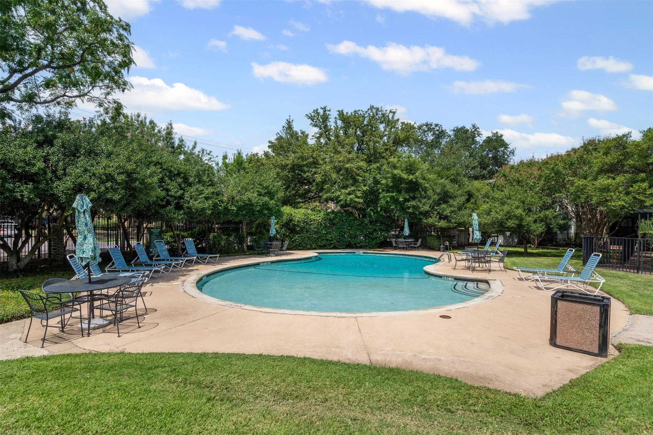 Condominium For Sale in Dallas County , 4953 N Hall Street, Dallas, Texas 75235, 2 Bedroom, 2 Bathroom, Garage spaces, 1,145 Sqft, built in 1954, mls#21333374, Real Estate Agent in Dallas, Homes For Sale in Dallas county, Homes For Sale in Dallas, Realtor in Dallas Texas, Real Estate Brokerage Independent Realty Texas, Luminita Cordes Realtor