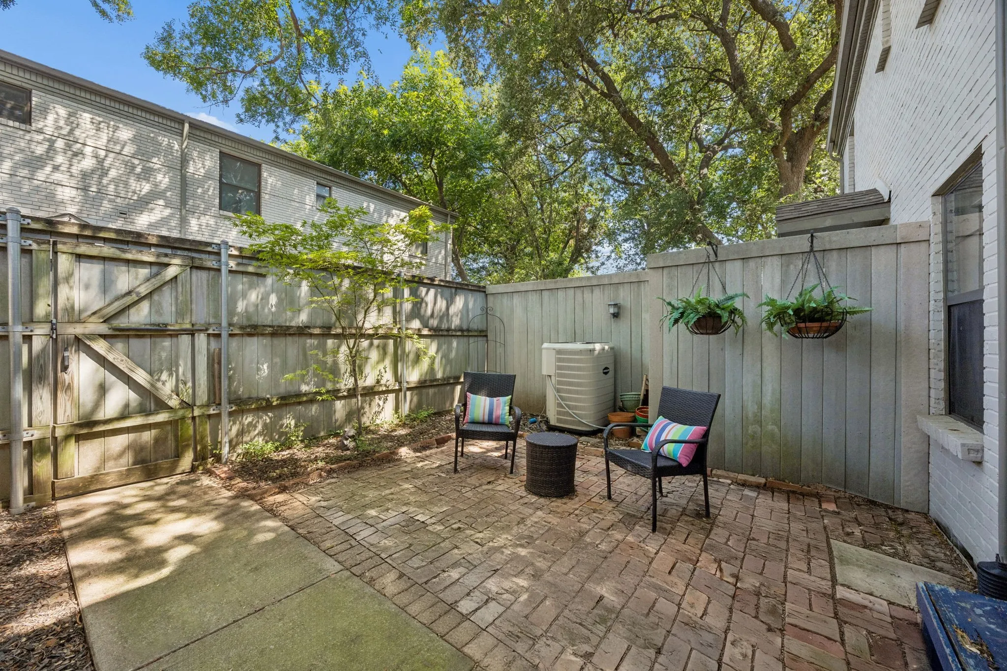 Condominium For Sale in Dallas County , 4953 N Hall Street, Dallas, Texas 75235, 2 Bedroom, 2 Bathroom, Garage spaces, 1,145 Sqft, built in 1954, mls#21333374, Real Estate Agent in Dallas, Homes For Sale in Dallas county, Homes For Sale in Dallas, Realtor in Dallas Texas, Real Estate Brokerage Independent Realty Texas, Luminita Cordes Realtor