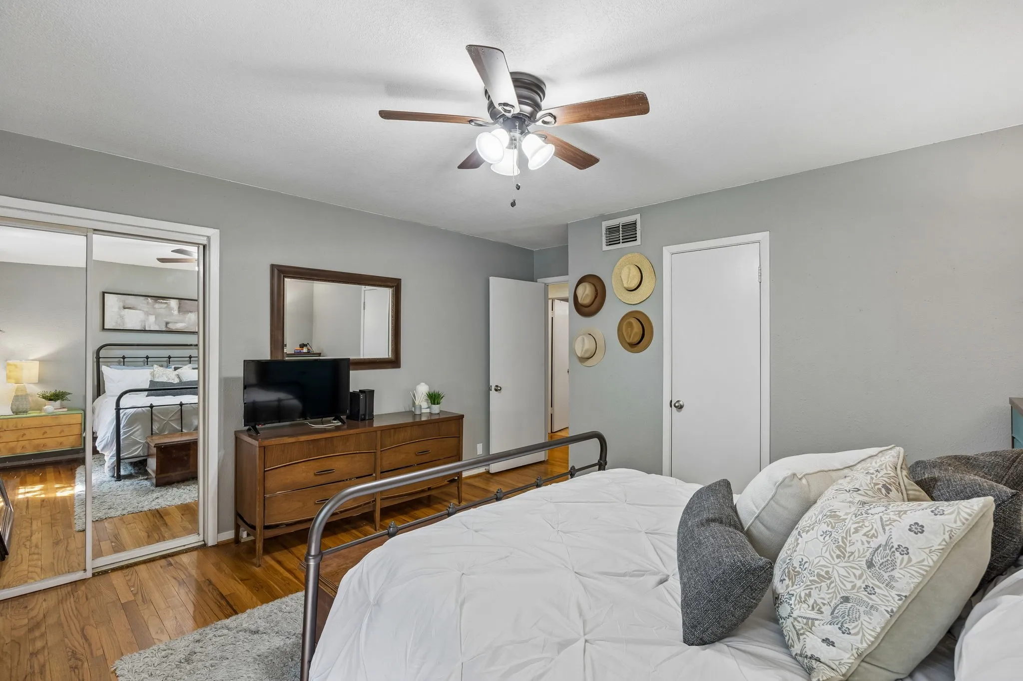 Condominium For Sale in Dallas County , 4953 N Hall Street, Dallas, Texas 75235, 2 Bedroom, 2 Bathroom, Garage spaces, 1,145 Sqft, built in 1954, mls#21333374, Real Estate Agent in Dallas, Homes For Sale in Dallas county, Homes For Sale in Dallas, Realtor in Dallas Texas, Real Estate Brokerage Independent Realty Texas, Luminita Cordes Realtor