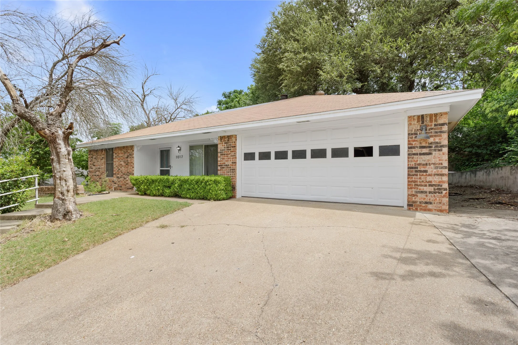 Single Family Residence For Sale in Mc Lennan County , 1017 Wedgewood Drive, Woodway, Texas 76712, 3 Bedroom, 2 Bathroom, 2 Garage spaces, 1,399 Sqft, built in 1973, mls#21336874, Real Estate Agent in Woodway, Homes For Sale in Mc Lennan county, Homes For Sale in Woodway, Realtor in Woodway Texas, Real Estate Brokerage Independent Realty Texas, Luminita Cordes Realtor