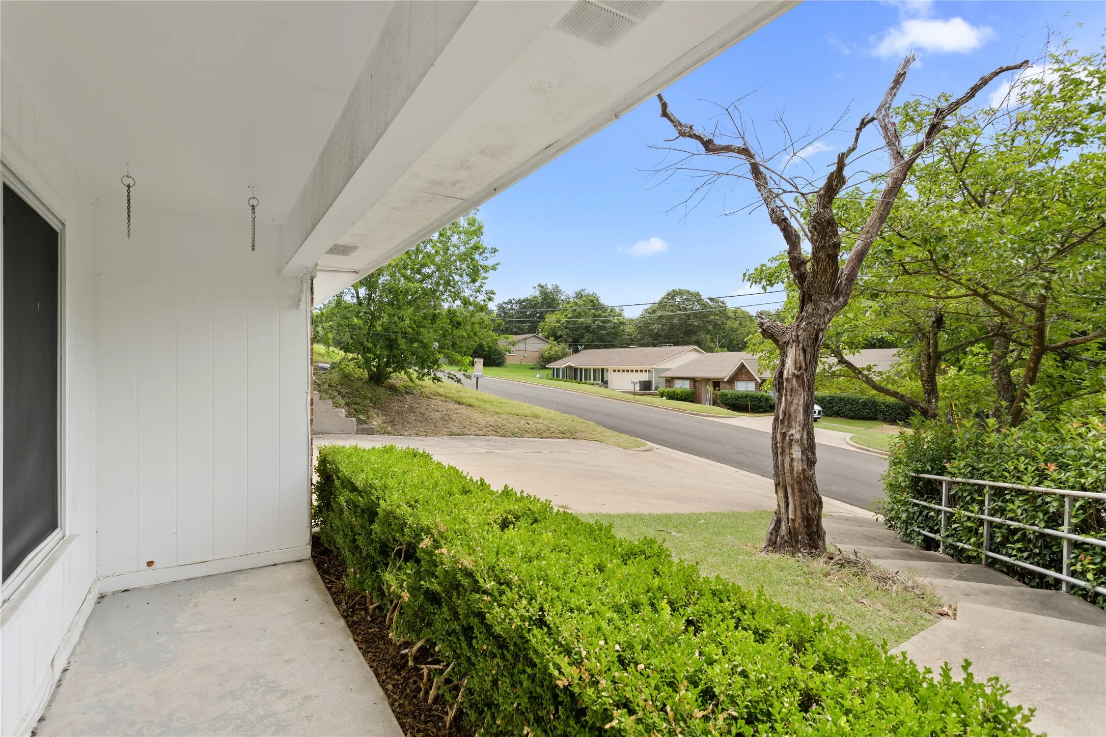 Single Family Residence For Sale in Mc Lennan County , 1017 Wedgewood Drive, Woodway, Texas 76712, 3 Bedroom, 2 Bathroom, 2 Garage spaces, 1,399 Sqft, built in 1973, mls#21336874, Real Estate Agent in Woodway, Homes For Sale in Mc Lennan county, Homes For Sale in Woodway, Realtor in Woodway Texas, Real Estate Brokerage Independent Realty Texas, Luminita Cordes Realtor