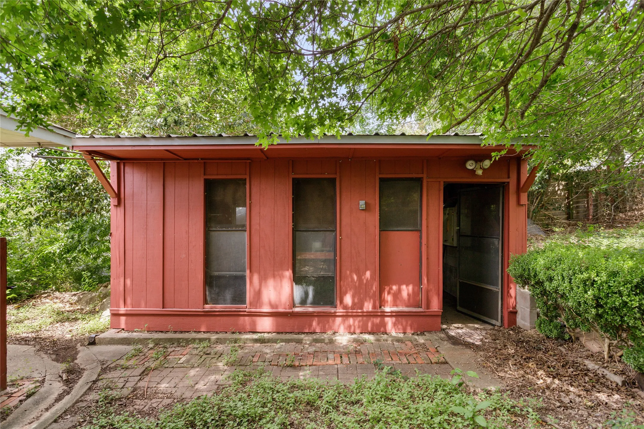 Single Family Residence For Sale in Mc Lennan County , 1017 Wedgewood Drive, Woodway, Texas 76712, 3 Bedroom, 2 Bathroom, 2 Garage spaces, 1,399 Sqft, built in 1973, mls#21336874, Real Estate Agent in Woodway, Homes For Sale in Mc Lennan county, Homes For Sale in Woodway, Realtor in Woodway Texas, Real Estate Brokerage Independent Realty Texas, Luminita Cordes Realtor