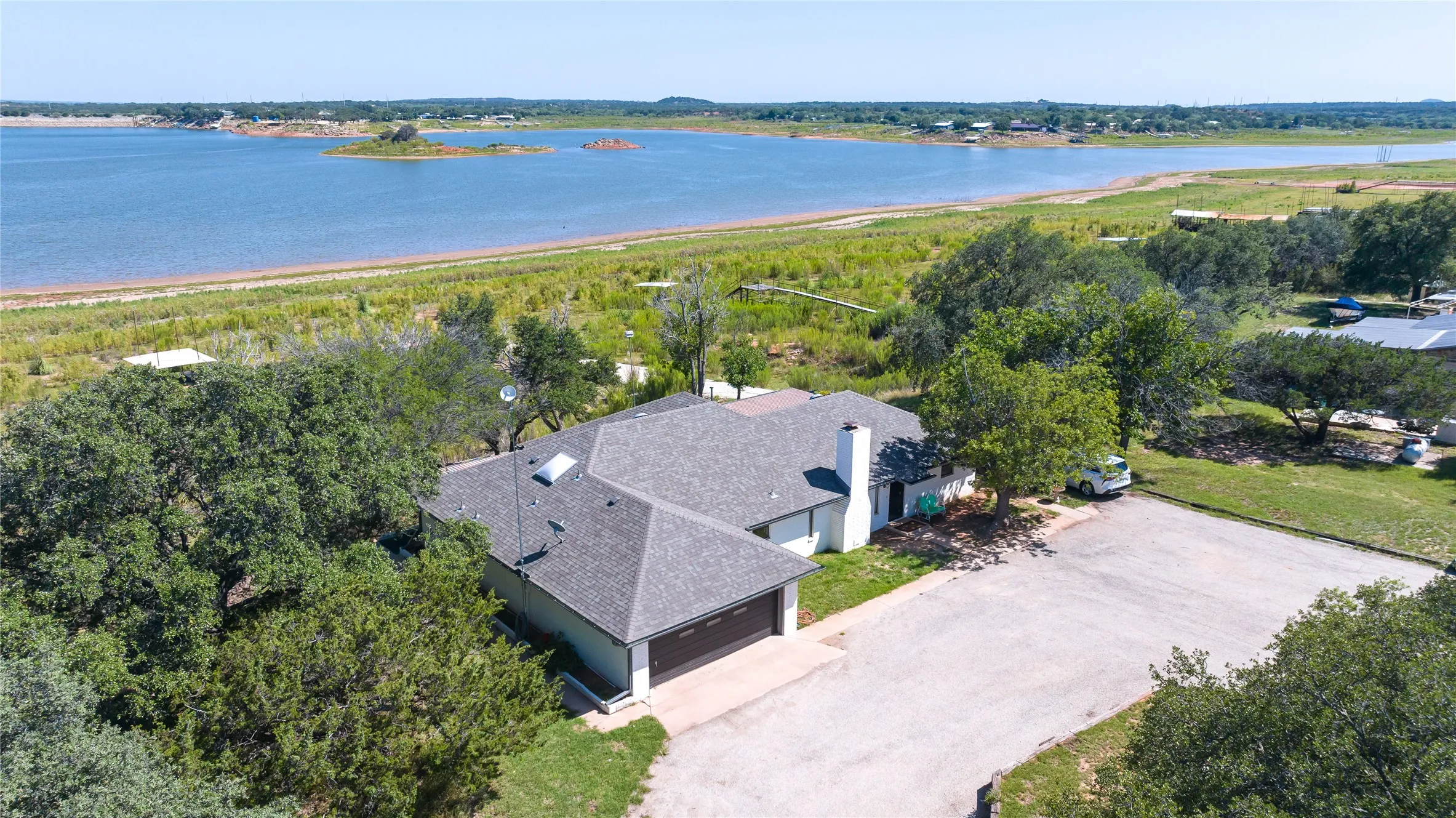 Spacious property with a direct waterfront setting