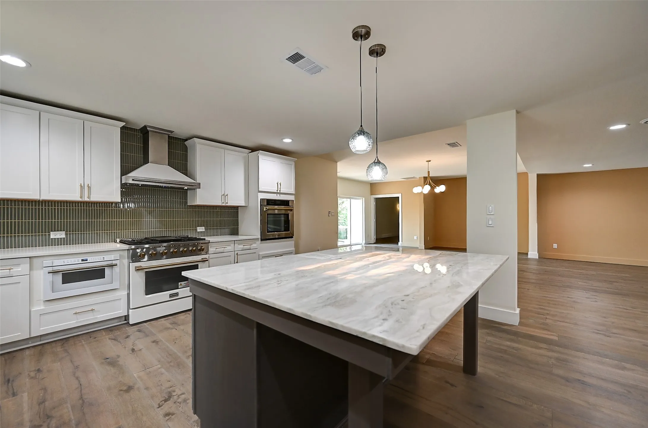 Single Family Residence For Sale in Tarrant County , 3900 Pelham Road, Fort Worth, Texas 76116, 5 Bedroom, 4 Bathroom, 2 Garage spaces, 3,200 Sqft, built in 1957, mls#21334000, Real Estate Agent in Fort Worth, Homes For Sale in Tarrant county, Homes For Sale in Fort Worth, Realtor in Fort Worth Texas, Real Estate Brokerage Independent Realty Texas, Luminita Cordes Realtor