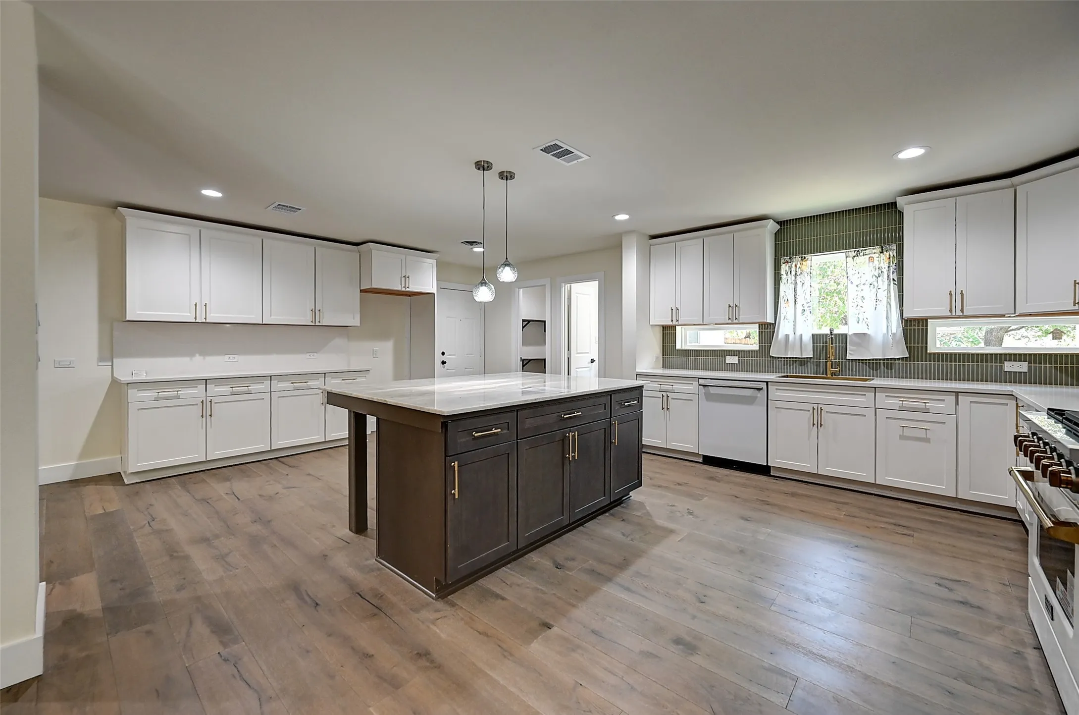 Single Family Residence For Sale in Tarrant County , 3900 Pelham Road, Fort Worth, Texas 76116, 5 Bedroom, 4 Bathroom, 2 Garage spaces, 3,200 Sqft, built in 1957, mls#21334000, Real Estate Agent in Fort Worth, Homes For Sale in Tarrant county, Homes For Sale in Fort Worth, Realtor in Fort Worth Texas, Real Estate Brokerage Independent Realty Texas, Luminita Cordes Realtor