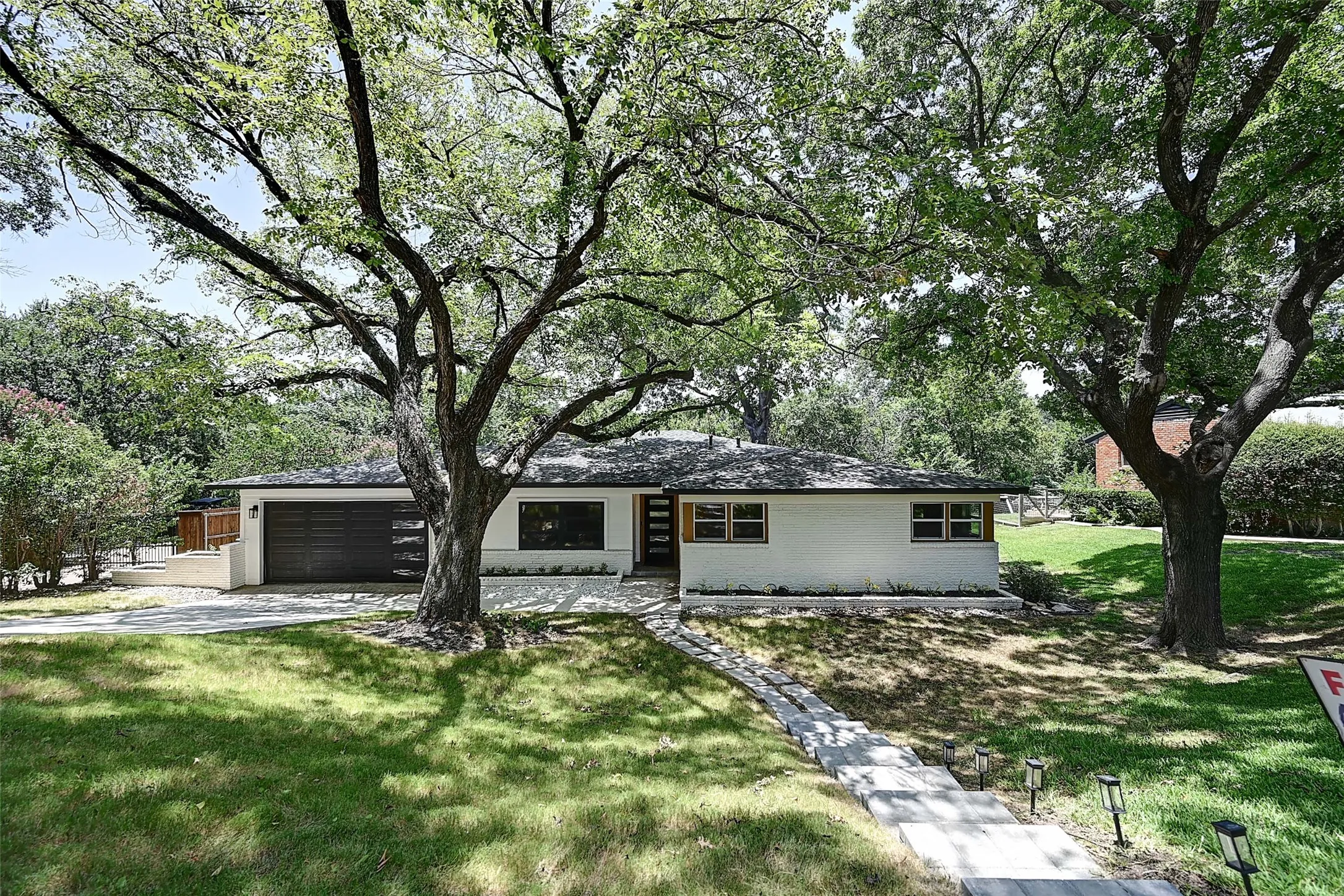 Single Family Residence For Sale in Tarrant County , 3900 Pelham Road, Fort Worth, Texas 76116, 5 Bedroom, 4 Bathroom, 2 Garage spaces, 3,200 Sqft, built in 1957, mls#21334000, Real Estate Agent in Fort Worth, Homes For Sale in Tarrant county, Homes For Sale in Fort Worth, Realtor in Fort Worth Texas, Real Estate Brokerage Independent Realty Texas, Luminita Cordes Realtor