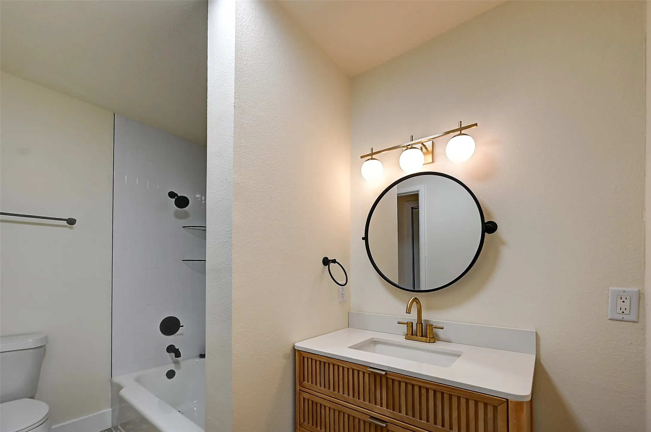 Single Family Residence For Sale in Tarrant County , 3900 Pelham Road, Fort Worth, Texas 76116, 5 Bedroom, 4 Bathroom, 2 Garage spaces, 3,200 Sqft, built in 1957, mls#21334000, Real Estate Agent in Fort Worth, Homes For Sale in Tarrant county, Homes For Sale in Fort Worth, Realtor in Fort Worth Texas, Real Estate Brokerage Independent Realty Texas, Luminita Cordes Realtor