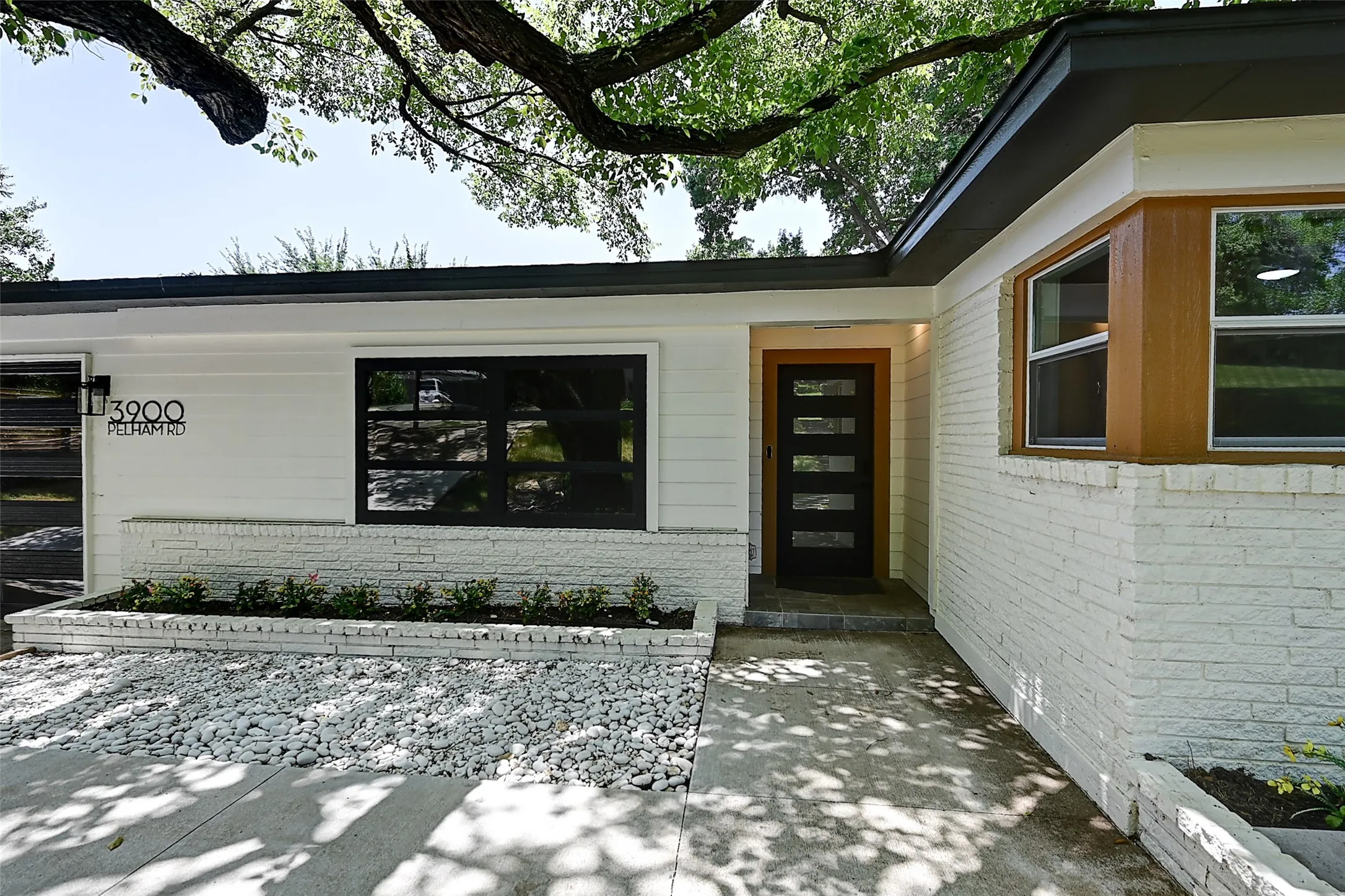 Single Family Residence For Sale in Tarrant County , 3900 Pelham Road, Fort Worth, Texas 76116, 5 Bedroom, 4 Bathroom, 2 Garage spaces, 3,200 Sqft, built in 1957, mls#21334000, Real Estate Agent in Fort Worth, Homes For Sale in Tarrant county, Homes For Sale in Fort Worth, Realtor in Fort Worth Texas, Real Estate Brokerage Independent Realty Texas, Luminita Cordes Realtor