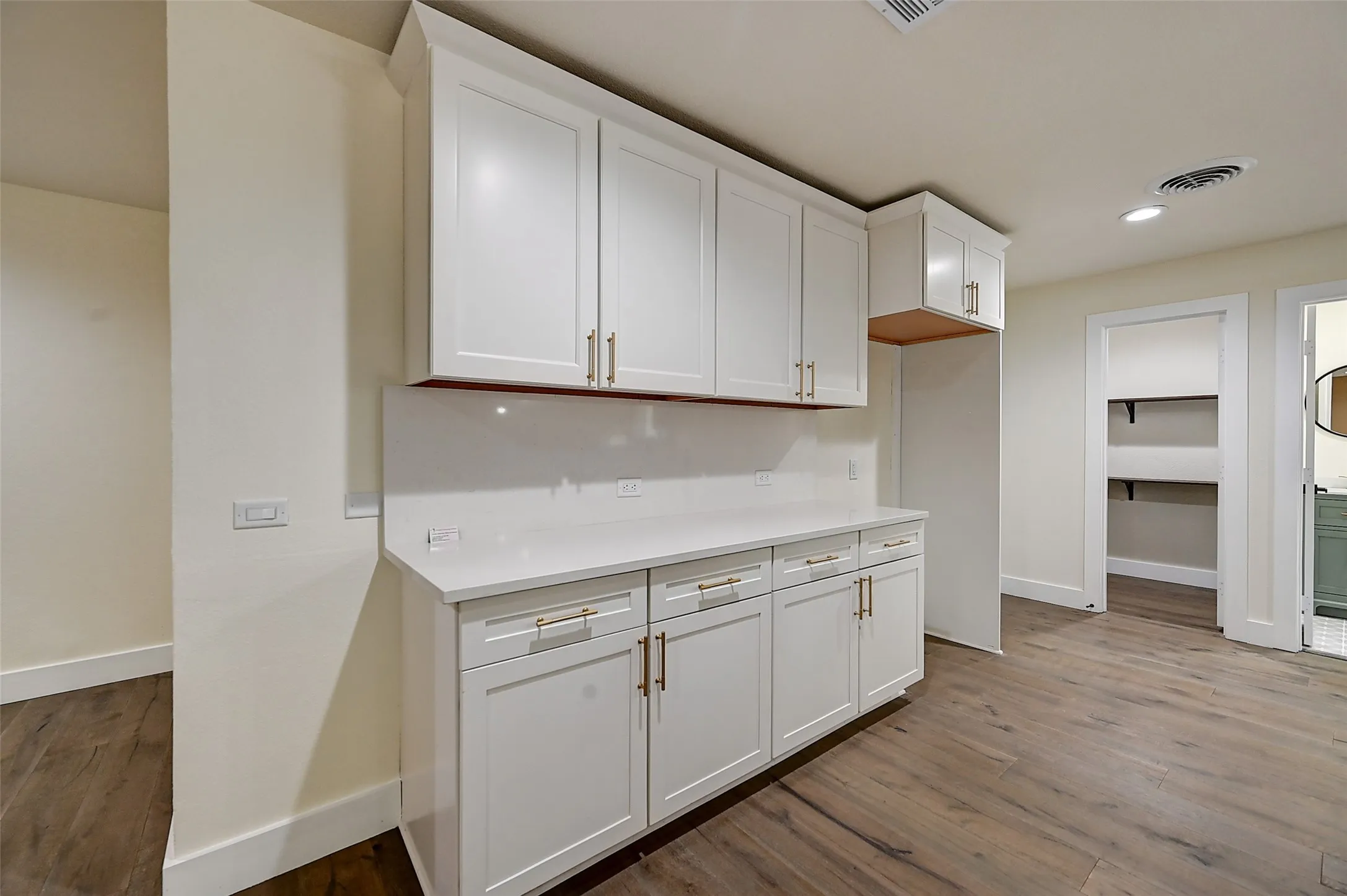 Single Family Residence For Sale in Tarrant County , 3900 Pelham Road, Fort Worth, Texas 76116, 5 Bedroom, 4 Bathroom, 2 Garage spaces, 3,200 Sqft, built in 1957, mls#21334000, Real Estate Agent in Fort Worth, Homes For Sale in Tarrant county, Homes For Sale in Fort Worth, Realtor in Fort Worth Texas, Real Estate Brokerage Independent Realty Texas, Luminita Cordes Realtor