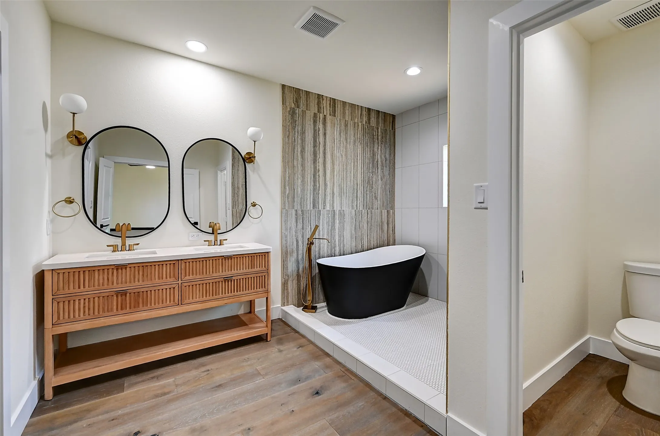 Single Family Residence For Sale in Tarrant County , 3900 Pelham Road, Fort Worth, Texas 76116, 5 Bedroom, 4 Bathroom, 2 Garage spaces, 3,200 Sqft, built in 1957, mls#21334000, Real Estate Agent in Fort Worth, Homes For Sale in Tarrant county, Homes For Sale in Fort Worth, Realtor in Fort Worth Texas, Real Estate Brokerage Independent Realty Texas, Luminita Cordes Realtor