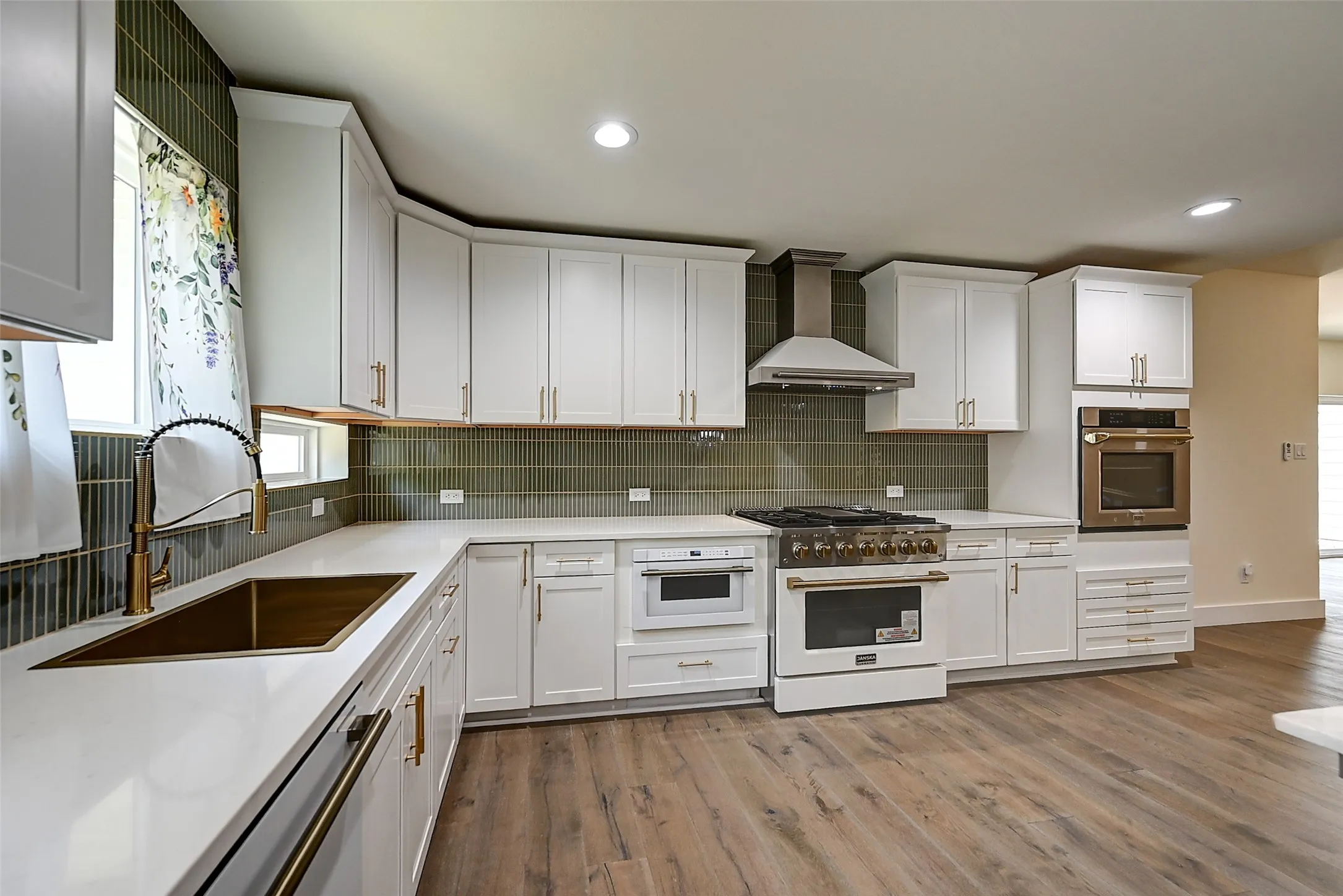 Single Family Residence For Sale in Tarrant County , 3900 Pelham Road, Fort Worth, Texas 76116, 5 Bedroom, 4 Bathroom, 2 Garage spaces, 3,200 Sqft, built in 1957, mls#21334000, Real Estate Agent in Fort Worth, Homes For Sale in Tarrant county, Homes For Sale in Fort Worth, Realtor in Fort Worth Texas, Real Estate Brokerage Independent Realty Texas, Luminita Cordes Realtor