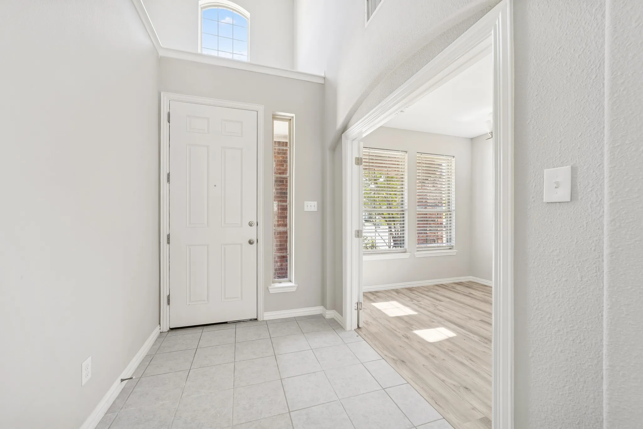 Foyer entrance featuring plenty of natural light and light tile patterned floors