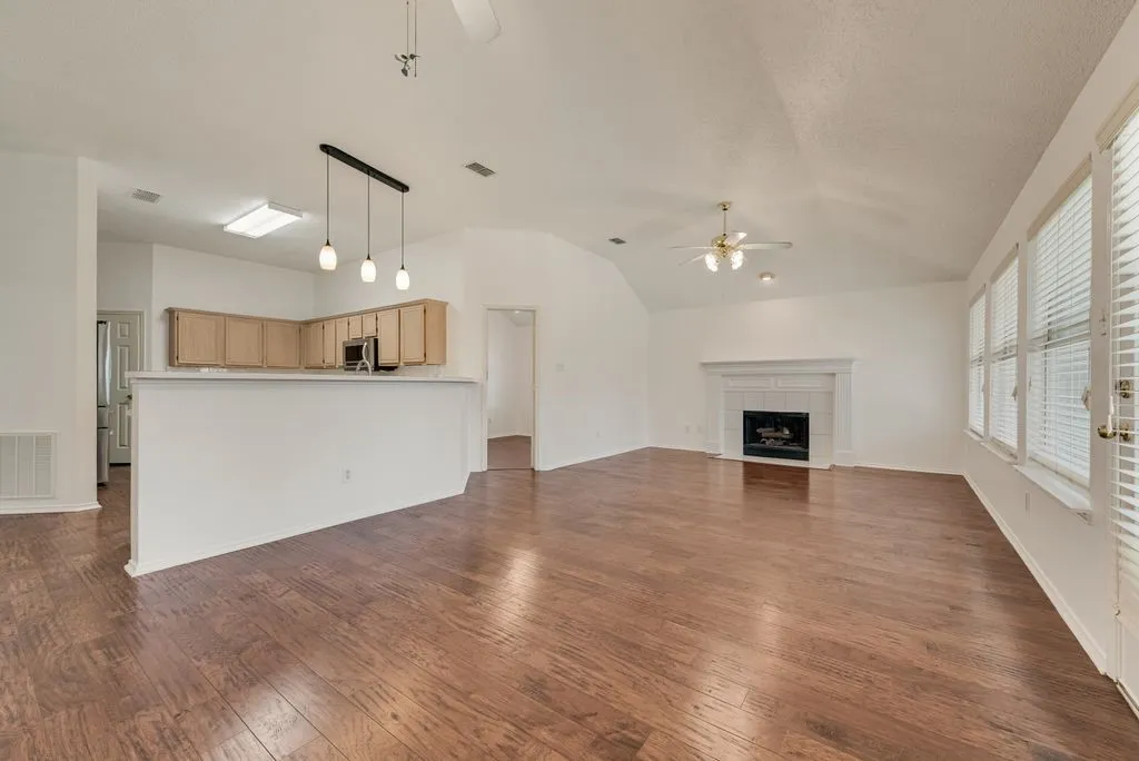 Single Family Residence For Sale in Dallas County , 2704 Crooked Creek, Mesquite, Texas 75181, 4 Bedroom, 2 Bathroom, 2 Garage spaces, 2,189 Sqft, built in 1996, mls#21339148, Real Estate Agent in Mesquite, Homes For Sale in Dallas county, Homes For Sale in Mesquite, Realtor in Mesquite Texas, Real Estate Brokerage Independent Realty Texas, Luminita Cordes Realtor