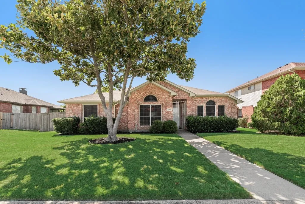 Single Family Residence For Sale in Dallas County , 2704 Crooked Creek, Mesquite, Texas 75181, 4 Bedroom, 2 Bathroom, 2 Garage spaces, 2,189 Sqft, built in 1996, mls#21339148, Real Estate Agent in Mesquite, Homes For Sale in Dallas county, Homes For Sale in Mesquite, Realtor in Mesquite Texas, Real Estate Brokerage Independent Realty Texas, Luminita Cordes Realtor