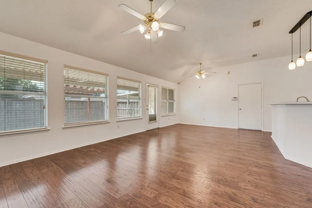 Single Family Residence For Sale in Dallas County , 2704 Crooked Creek, Mesquite, Texas 75181, 4 Bedroom, 2 Bathroom, 2 Garage spaces, 2,189 Sqft, built in 1996, mls#21339148, Real Estate Agent in Mesquite, Homes For Sale in Dallas county, Homes For Sale in Mesquite, Realtor in Mesquite Texas, Real Estate Brokerage Independent Realty Texas, Luminita Cordes Realtor