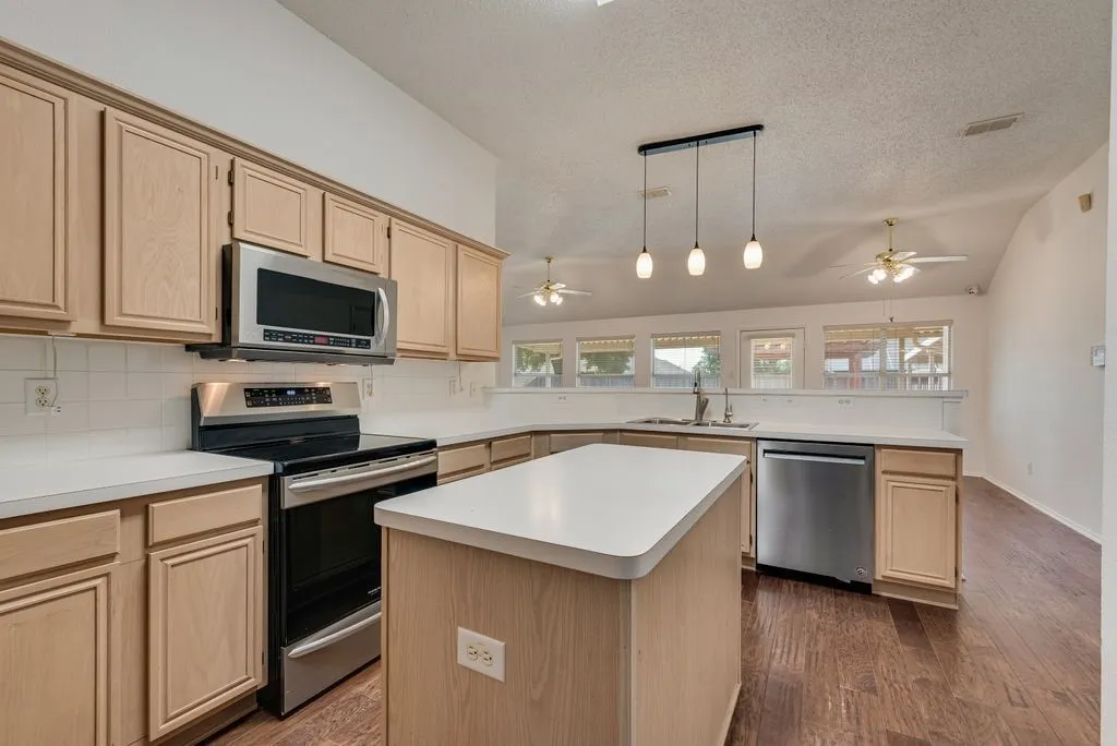 Single Family Residence For Sale in Dallas County , 2704 Crooked Creek, Mesquite, Texas 75181, 4 Bedroom, 2 Bathroom, 2 Garage spaces, 2,189 Sqft, built in 1996, mls#21339148, Real Estate Agent in Mesquite, Homes For Sale in Dallas county, Homes For Sale in Mesquite, Realtor in Mesquite Texas, Real Estate Brokerage Independent Realty Texas, Luminita Cordes Realtor