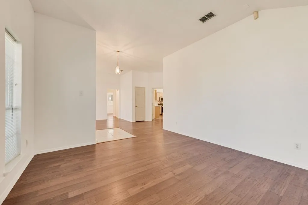 Single Family Residence For Sale in Dallas County , 2704 Crooked Creek, Mesquite, Texas 75181, 4 Bedroom, 2 Bathroom, 2 Garage spaces, 2,189 Sqft, built in 1996, mls#21339148, Real Estate Agent in Mesquite, Homes For Sale in Dallas county, Homes For Sale in Mesquite, Realtor in Mesquite Texas, Real Estate Brokerage Independent Realty Texas, Luminita Cordes Realtor