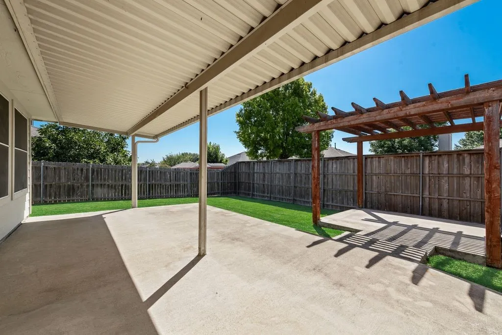 Single Family Residence For Sale in Dallas County , 2704 Crooked Creek, Mesquite, Texas 75181, 4 Bedroom, 2 Bathroom, 2 Garage spaces, 2,189 Sqft, built in 1996, mls#21339148, Real Estate Agent in Mesquite, Homes For Sale in Dallas county, Homes For Sale in Mesquite, Realtor in Mesquite Texas, Real Estate Brokerage Independent Realty Texas, Luminita Cordes Realtor