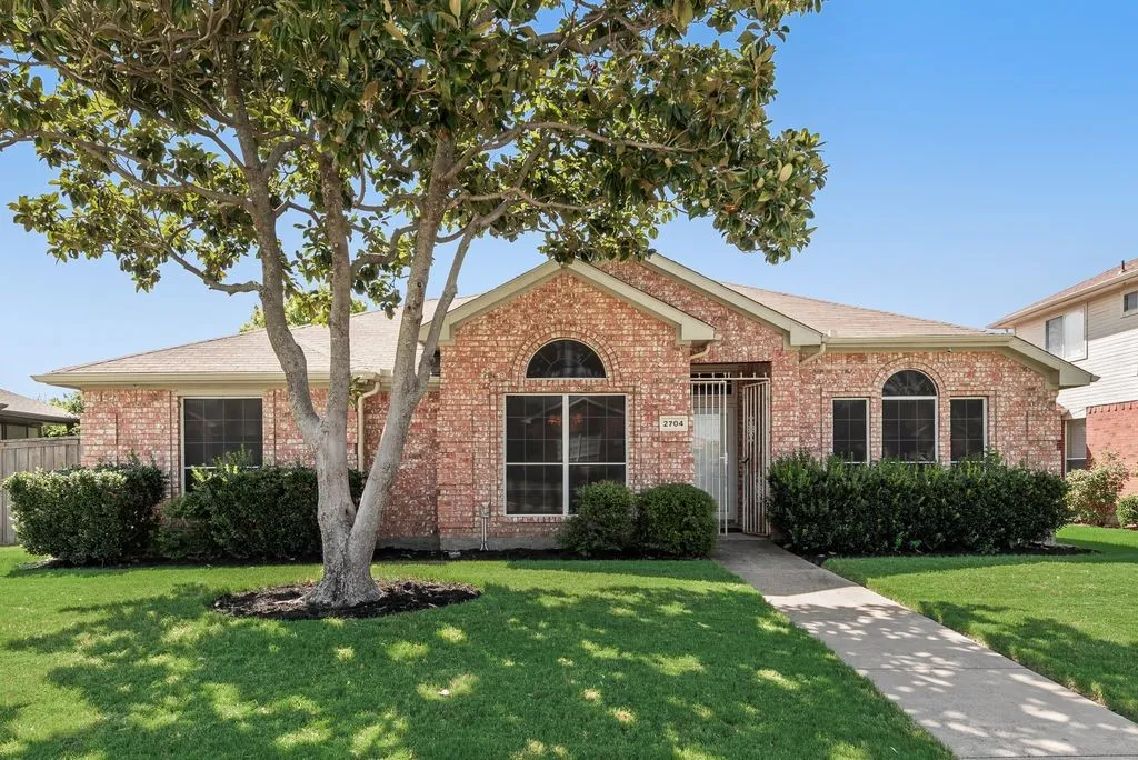 Single Family Residence For Sale in Dallas County , 2704 Crooked Creek, Mesquite, Texas 75181, 4 Bedroom, 2 Bathroom, 2 Garage spaces, 2,189 Sqft, built in 1996, mls#21339148, Real Estate Agent in Mesquite, Homes For Sale in Dallas county, Homes For Sale in Mesquite, Realtor in Mesquite Texas, Real Estate Brokerage Independent Realty Texas, Luminita Cordes Realtor