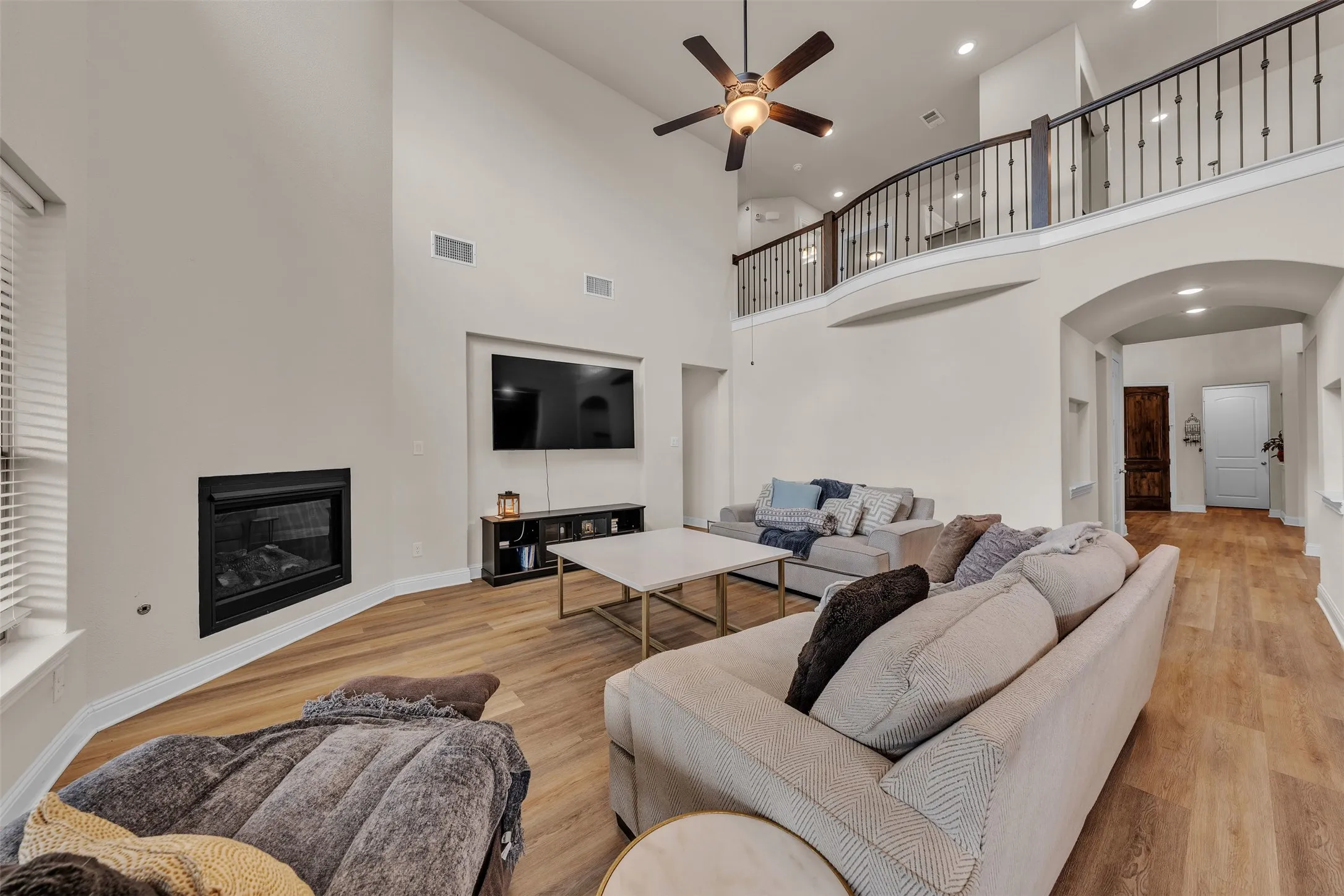 Single Family Residence For Sale in Johnson County , 2103 Horizon Drive, Mansfield, Texas 76063, 5 Bedroom, 4 Bathroom, 3 Garage spaces, 3,704 Sqft, built in 2023, mls#21331807, Real Estate Agent in Mansfield, Homes For Sale in Johnson county, Homes For Sale in Mansfield, Realtor in Mansfield Texas, Real Estate Brokerage Independent Realty Texas, Luminita Cordes Realtor